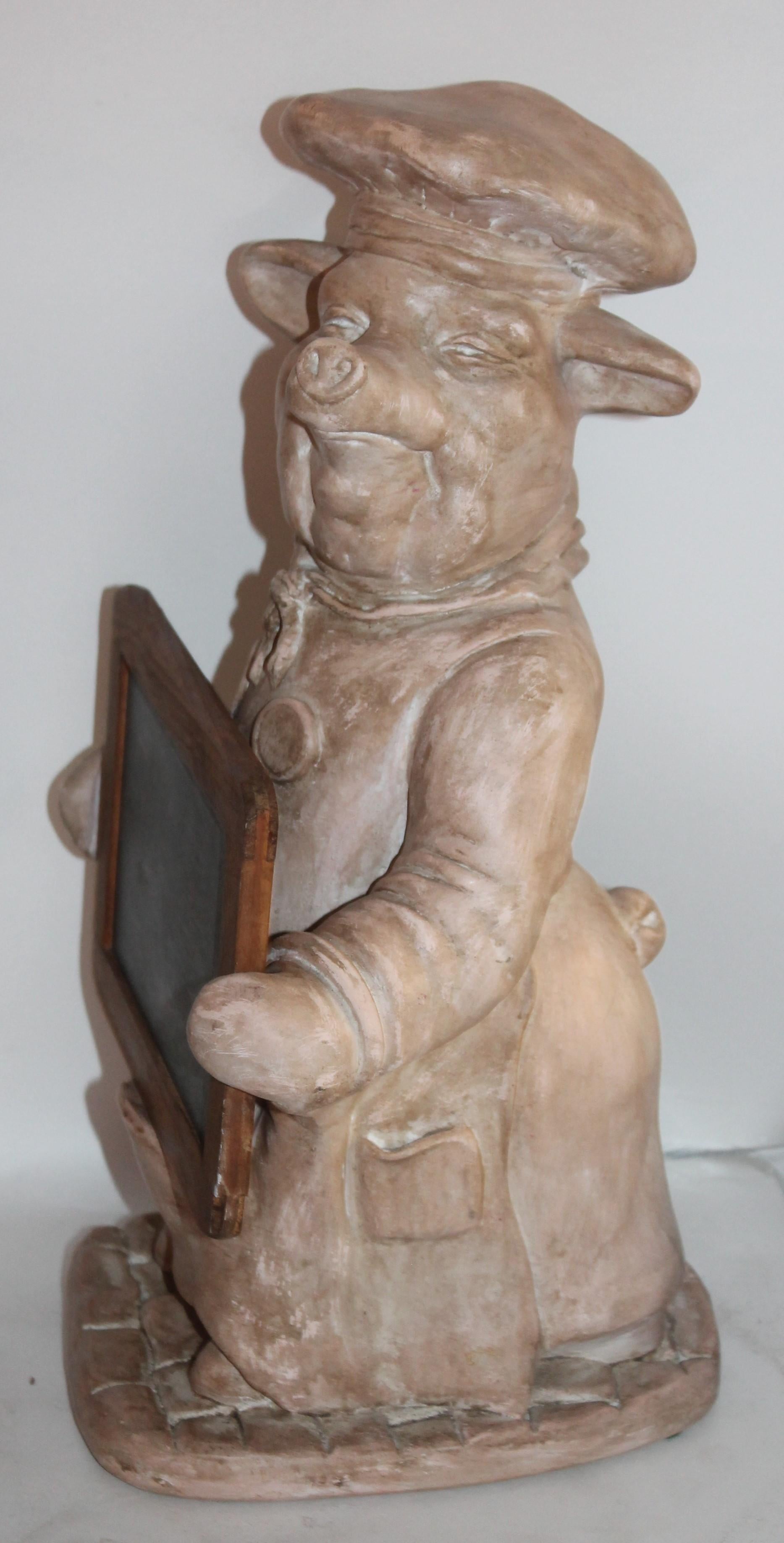 Panneau de porcelaine peint du milieu du siècle dernier représentant un portrait de porc tenant un cerf Bon état - En vente à Los Angeles, CA