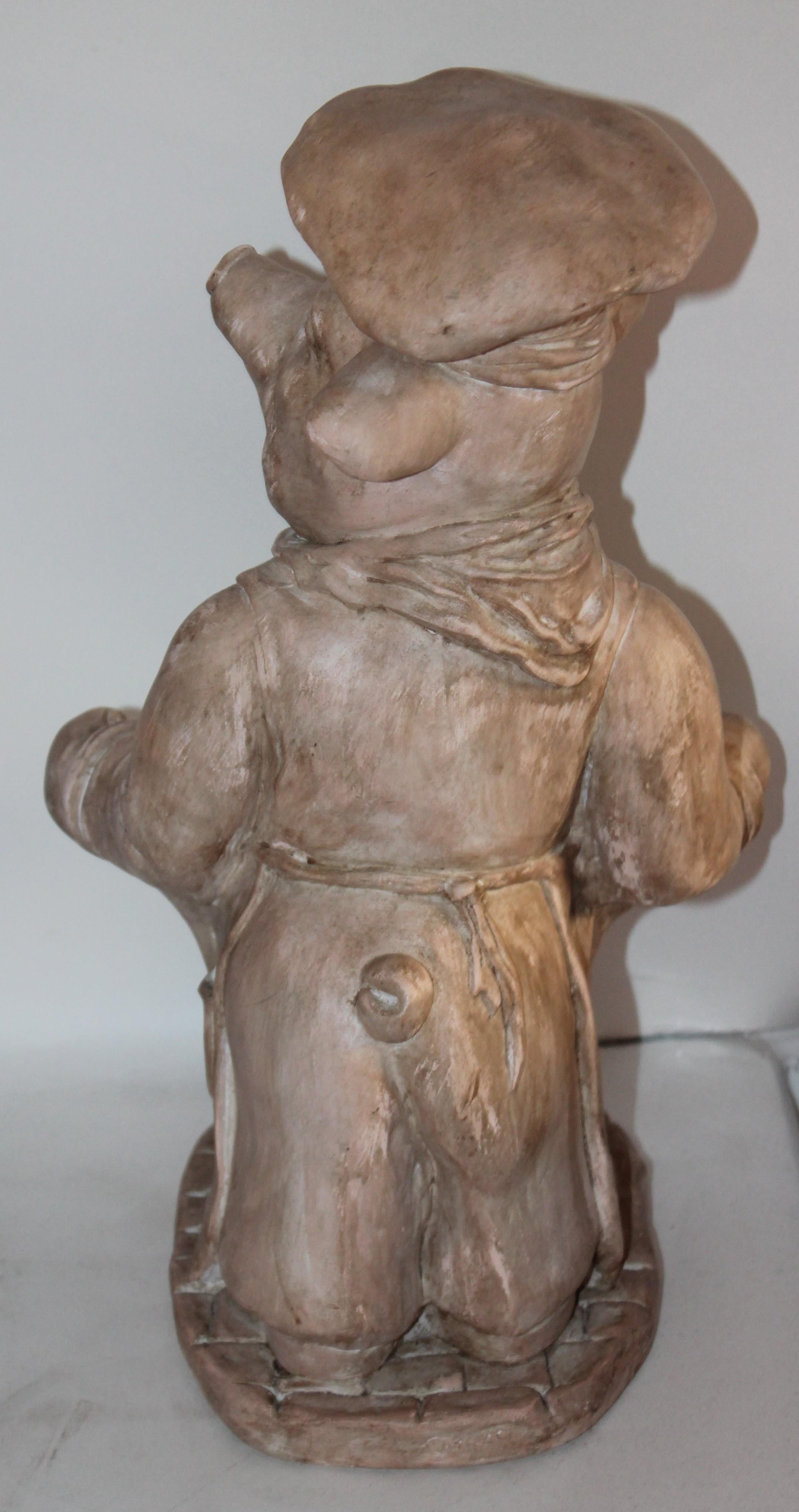 Panneau de porcelaine peint du milieu du siècle dernier représentant un portrait de porc tenant un cerf en vente 1