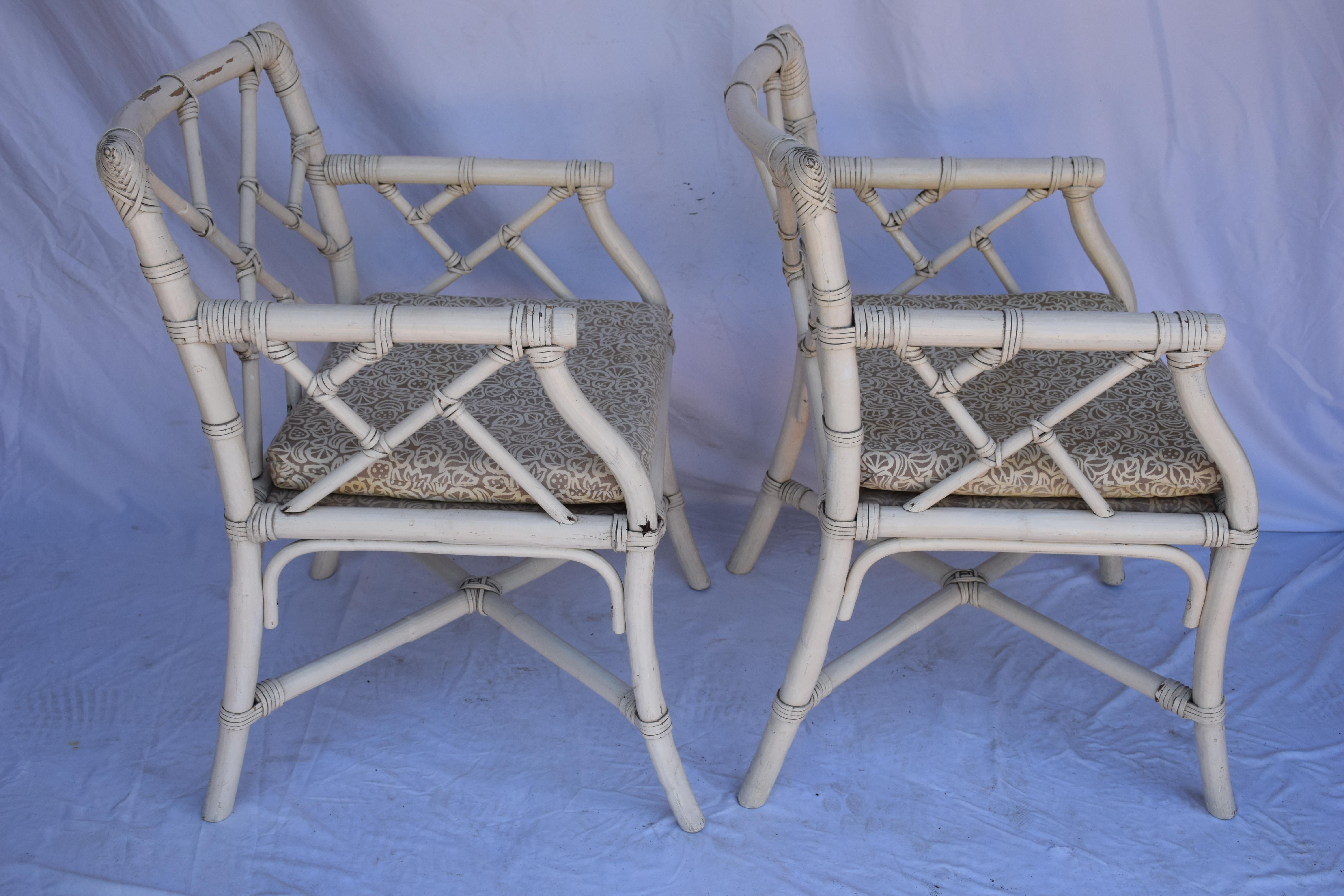 Set di 3 sedie e tavoli da giardino molto robusto. Metà secolo con una bella patina bianco crema. Non ci sono grandi difetti, solo un po' di normale usura dovuta all'amore dimostrato per il set nel corso degli anni. Cambia il tessuto dei cuscini