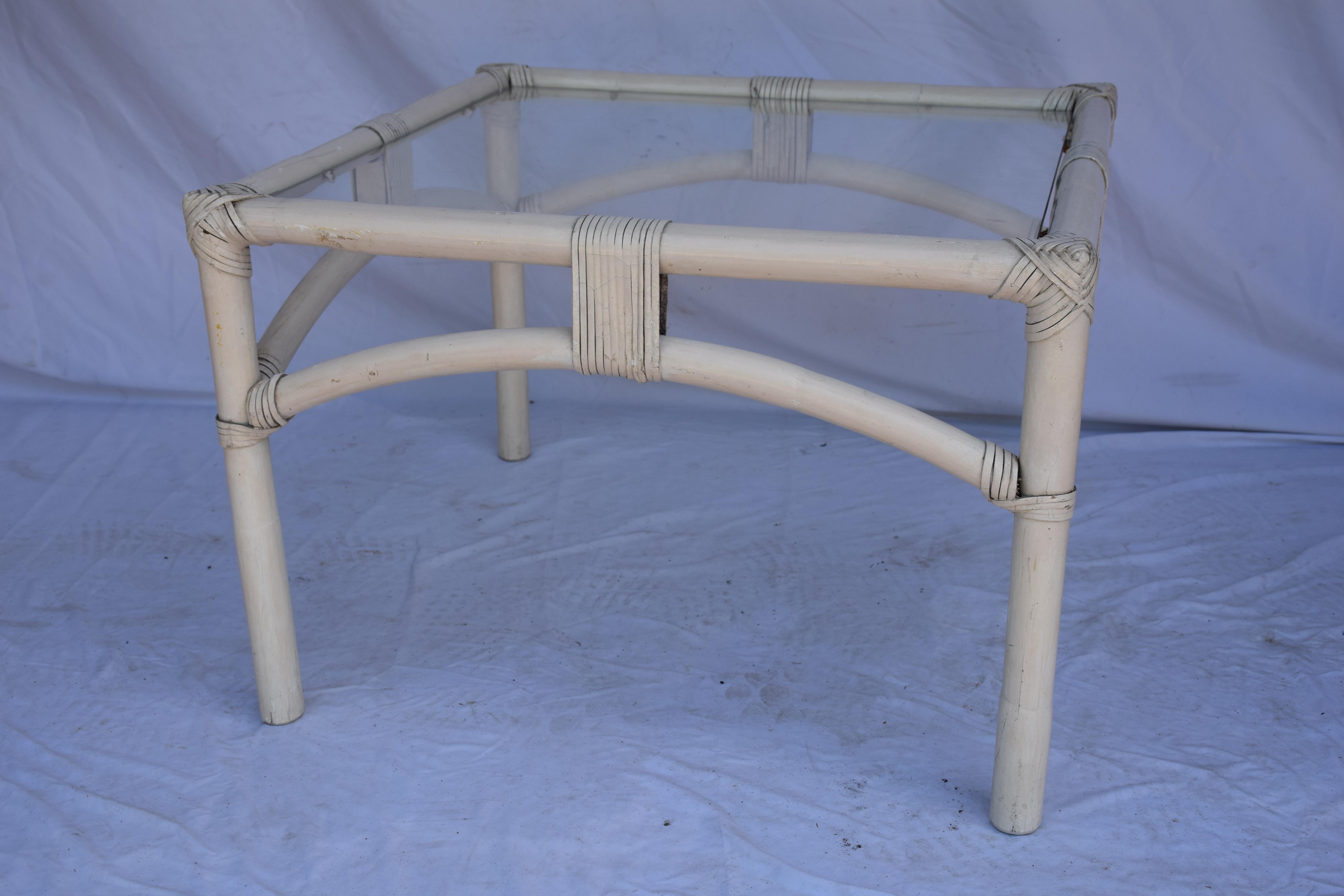 Set da giardino 3 pezzi in rattan dipinto di metà secolo in vendita 1