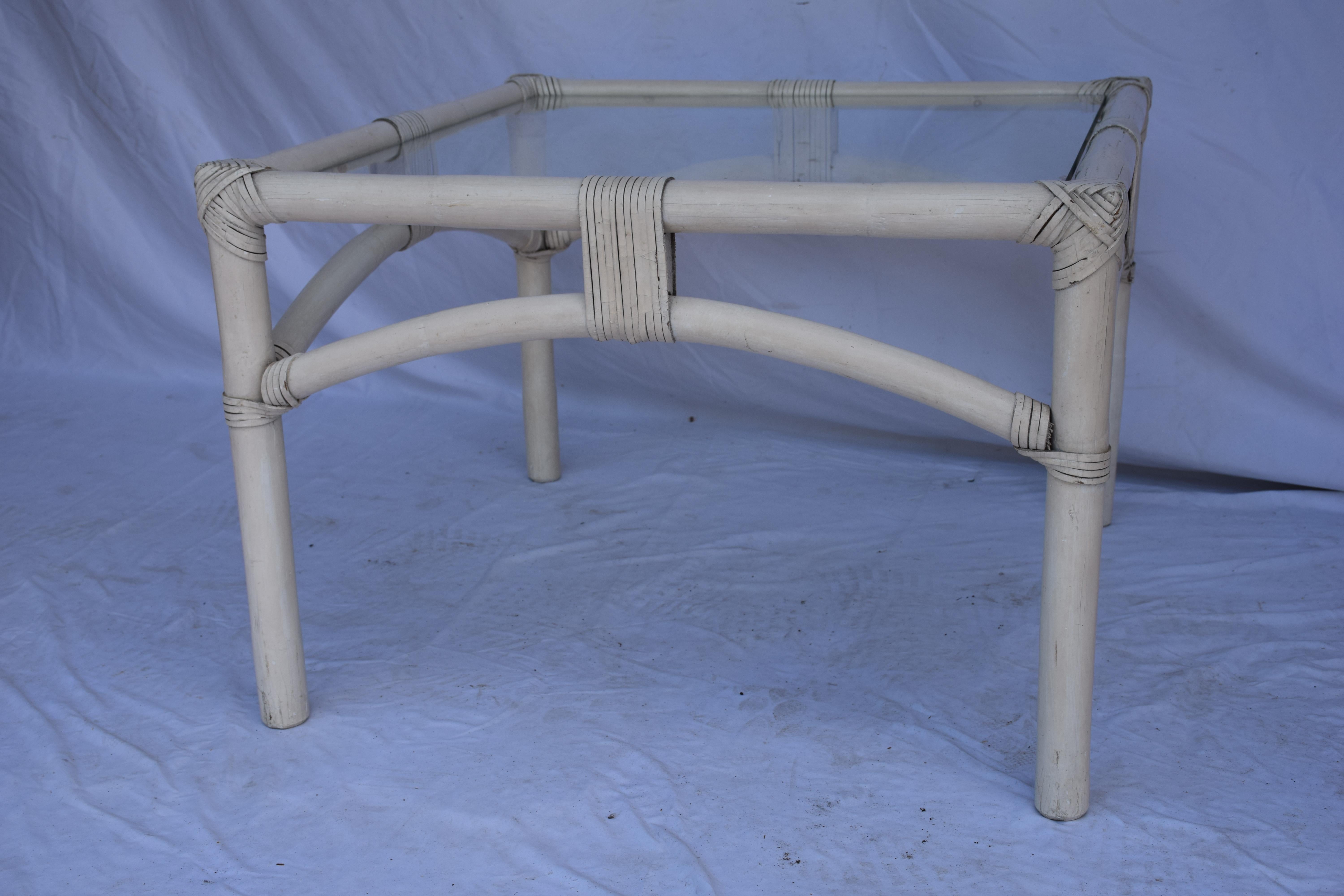 Set da giardino 3 pezzi in rattan dipinto di metà secolo in vendita 3