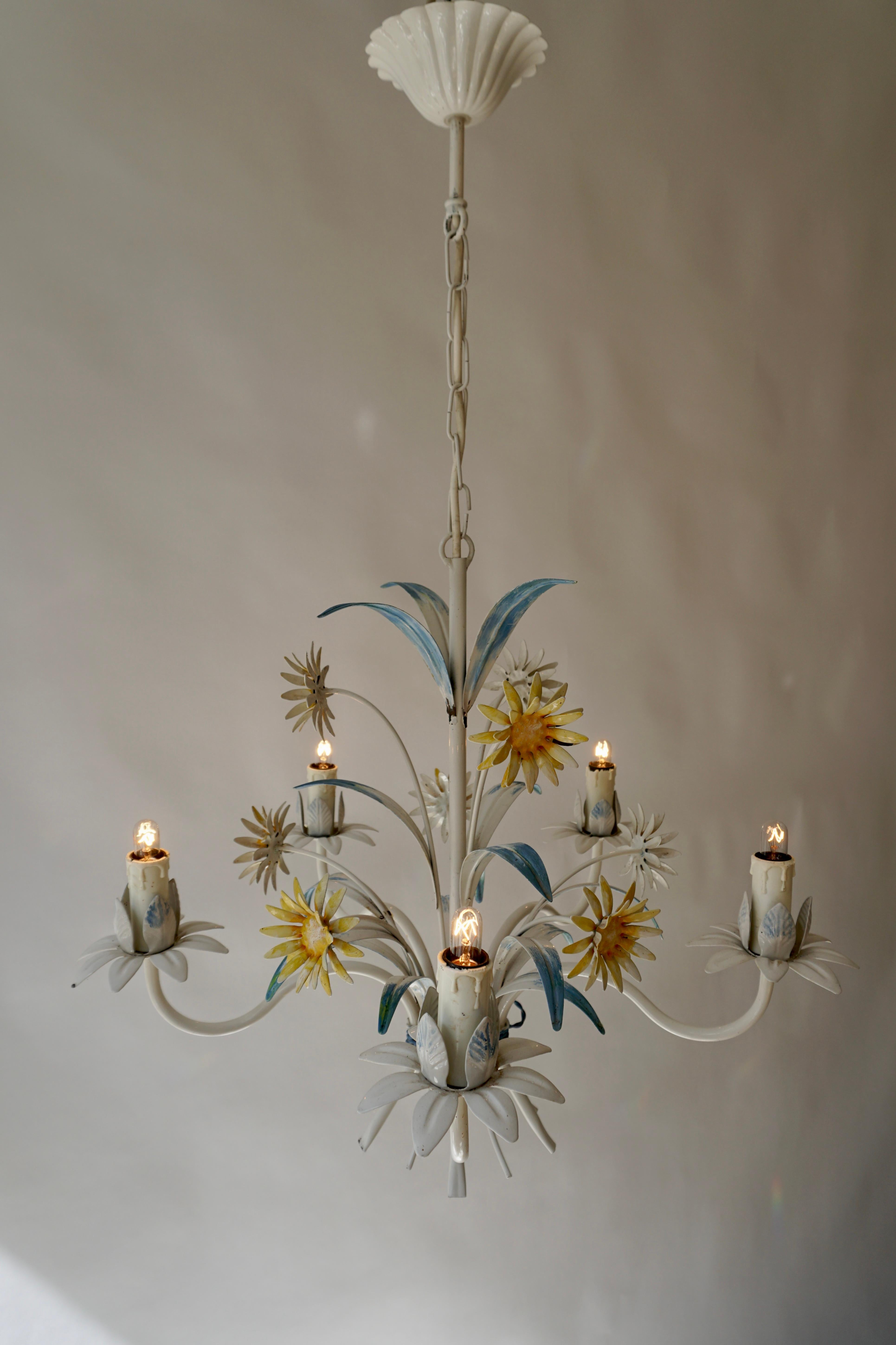 Mid-Century Painted Tôle 5-Arm Light Fixture with Yellow Flowers In Good Condition For Sale In Antwerp, BE