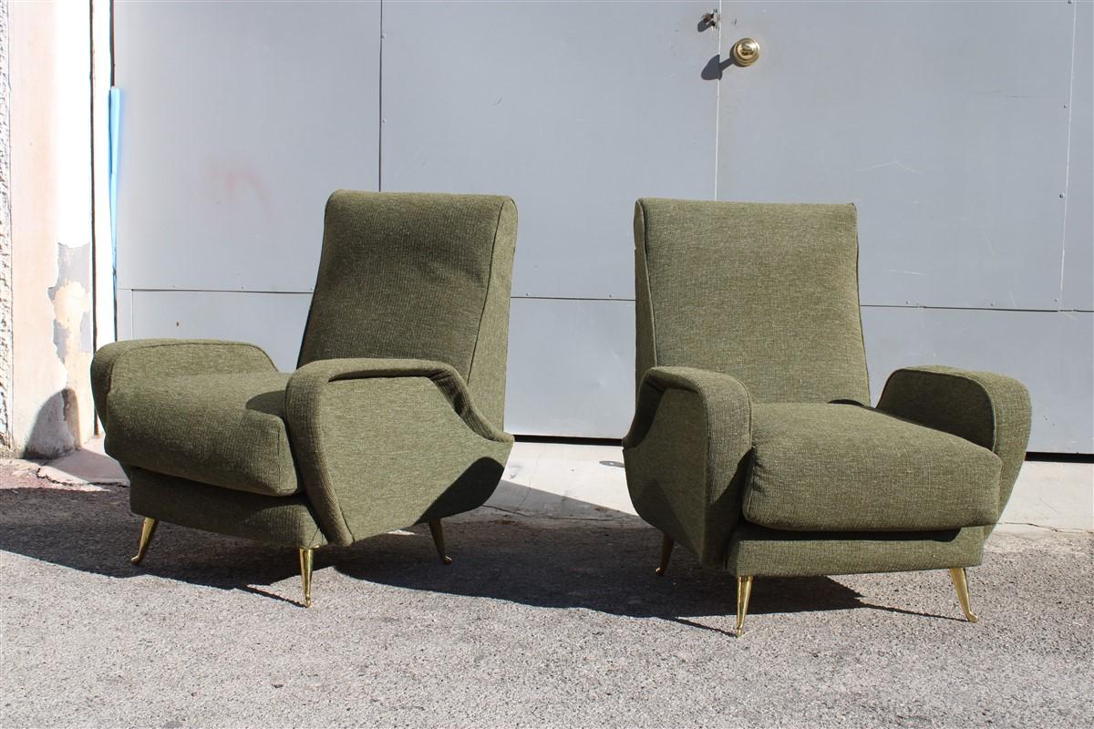 Ein Paar Sessel aus der Mitte des Jahrhunderts Isa Bergamo 1950er Jahre mit grünen Stoff-Messingfüßen (Moderne der Mitte des Jahrhunderts) im Angebot