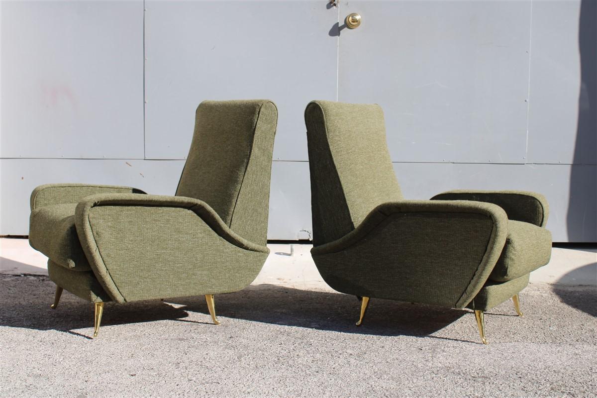 Ein Paar Sessel aus der Mitte des Jahrhunderts Isa Bergamo 1950er Jahre mit grünen Stoff-Messingfüßen im Angebot 1