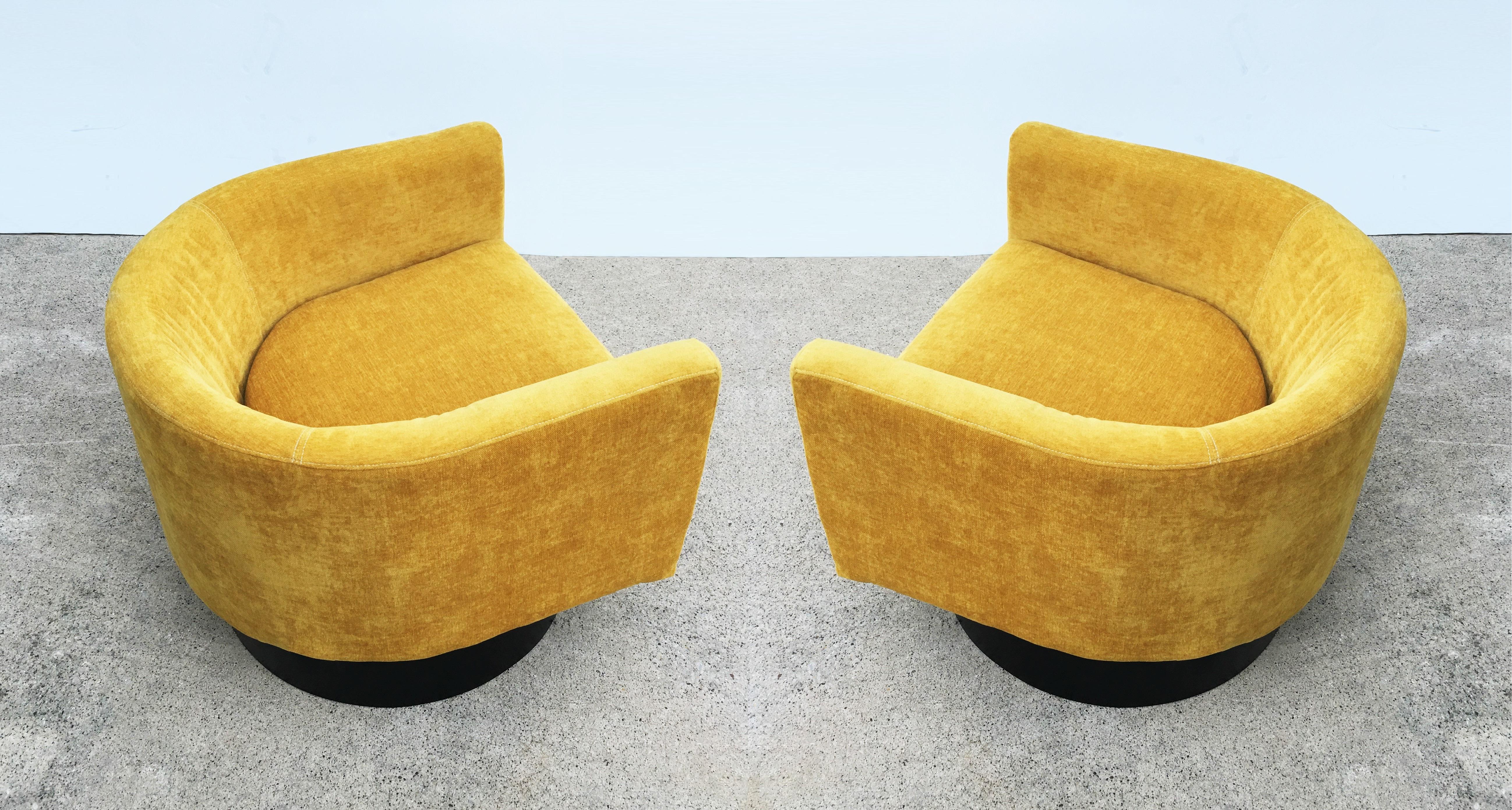 American Midcentury Pair of Barrel Back Swivel Chairs by Milo Baughman