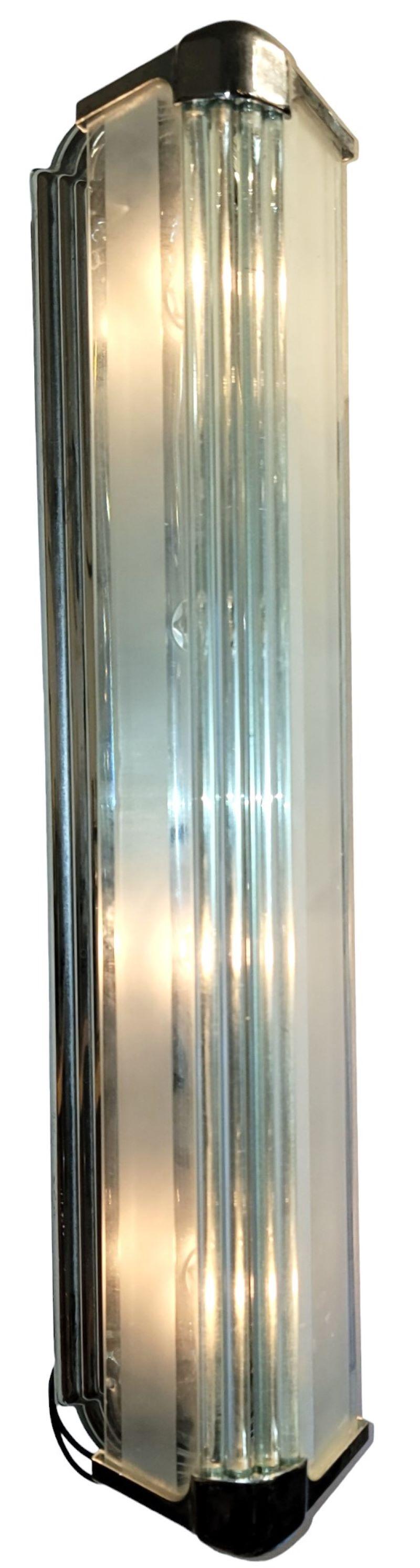 Mid century Pair of Four Light Glass and Chrome Sconces. Großartiges Set von Wandleuchtern, die vertikal oder horizontal verwendet werden können. Der Sockel ermöglicht eine Vielzahl von Winkeln. Jede Leuchte hat vier Lichter und bietet einen großen