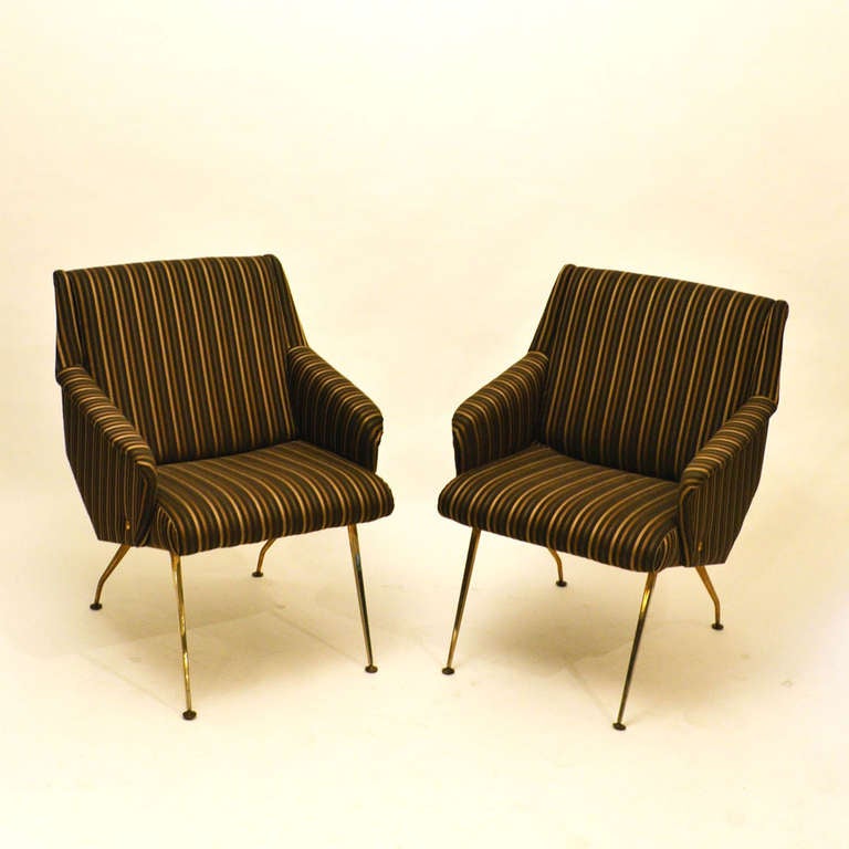 Français Paire de fauteuils de salon des années 1950 en tissu rayé noir et or en vente