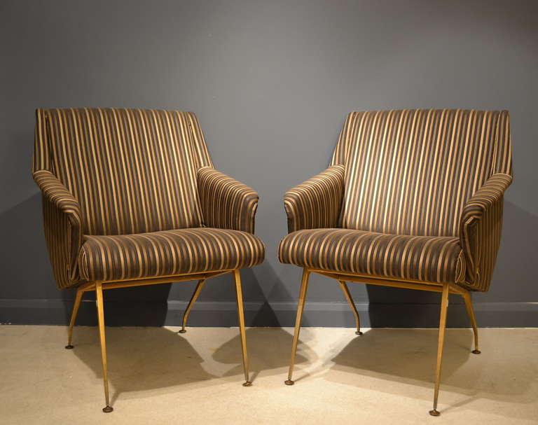Milieu du XXe siècle Paire de fauteuils de salon des années 1950 en tissu rayé noir et or en vente