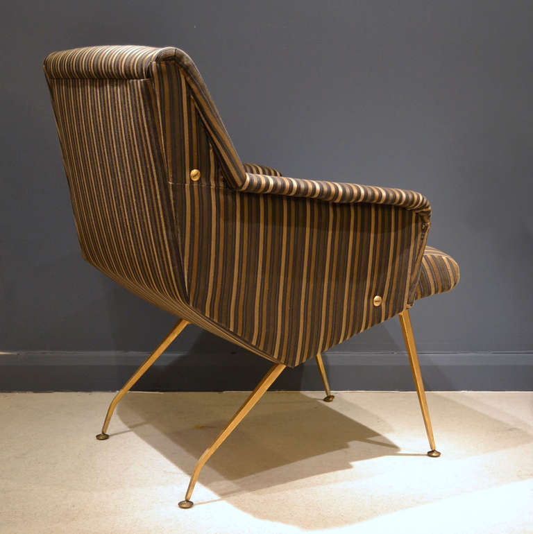 Paire de fauteuils de salon des années 1950 en tissu rayé noir et or en vente 1