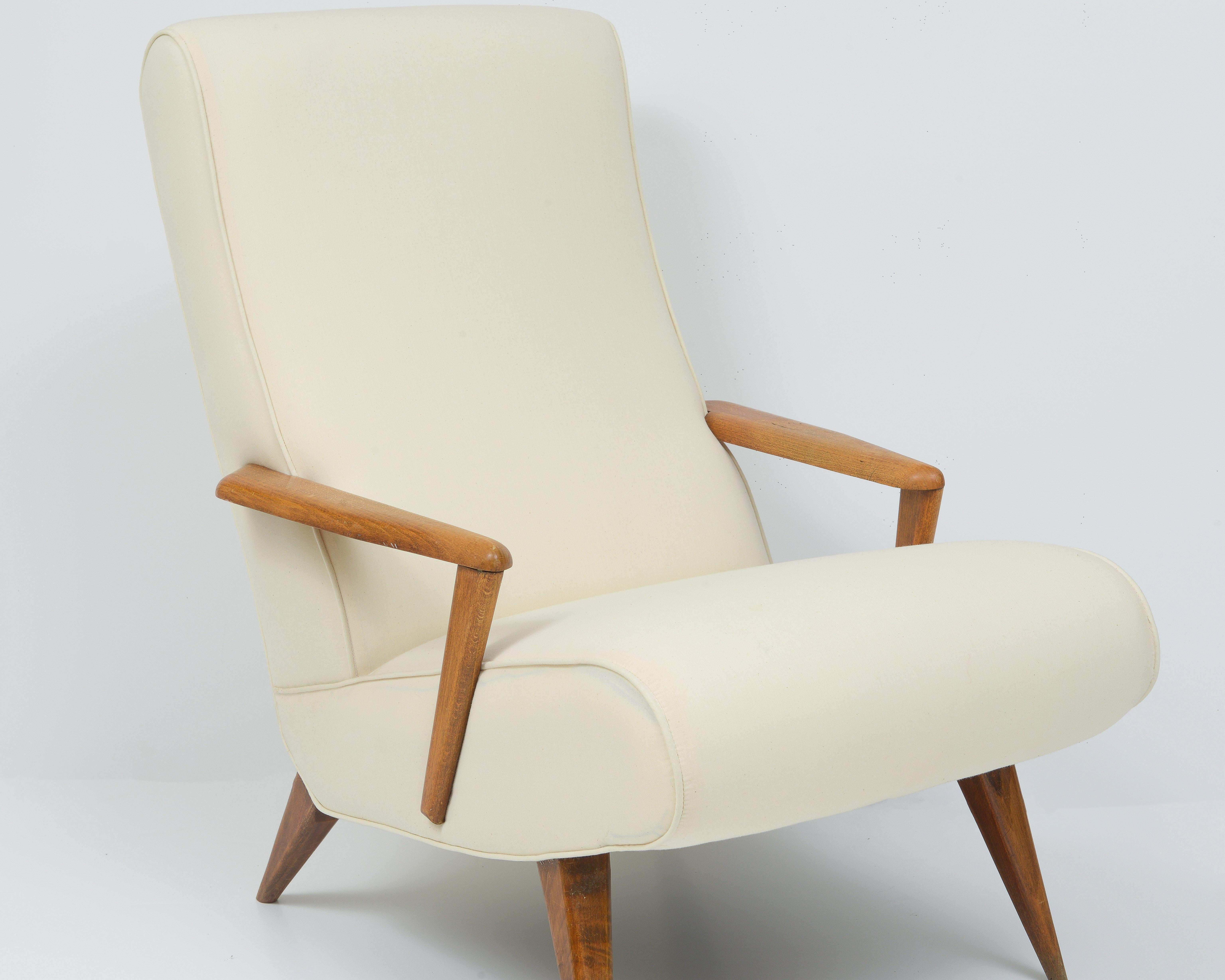 Dies ist ein Paar schöne tiefe und stilvolle Lounge-Sessel. Unglaubliche Form und neu gepolstert und bequem. Schicke Linien. 
Diese werden aus Italien importiert.