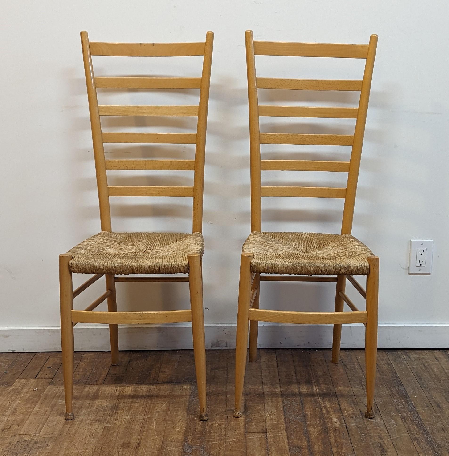 Paire de chaises hautes à dossier en échelle pour salle à manger dans le style de Gio Ponti par Otto Gerdau, fabriquées en Italie.  Chaque chaise présente un dossier haut, avec six lattes horizontales, des sièges en jonc de papier naturel tressé, et