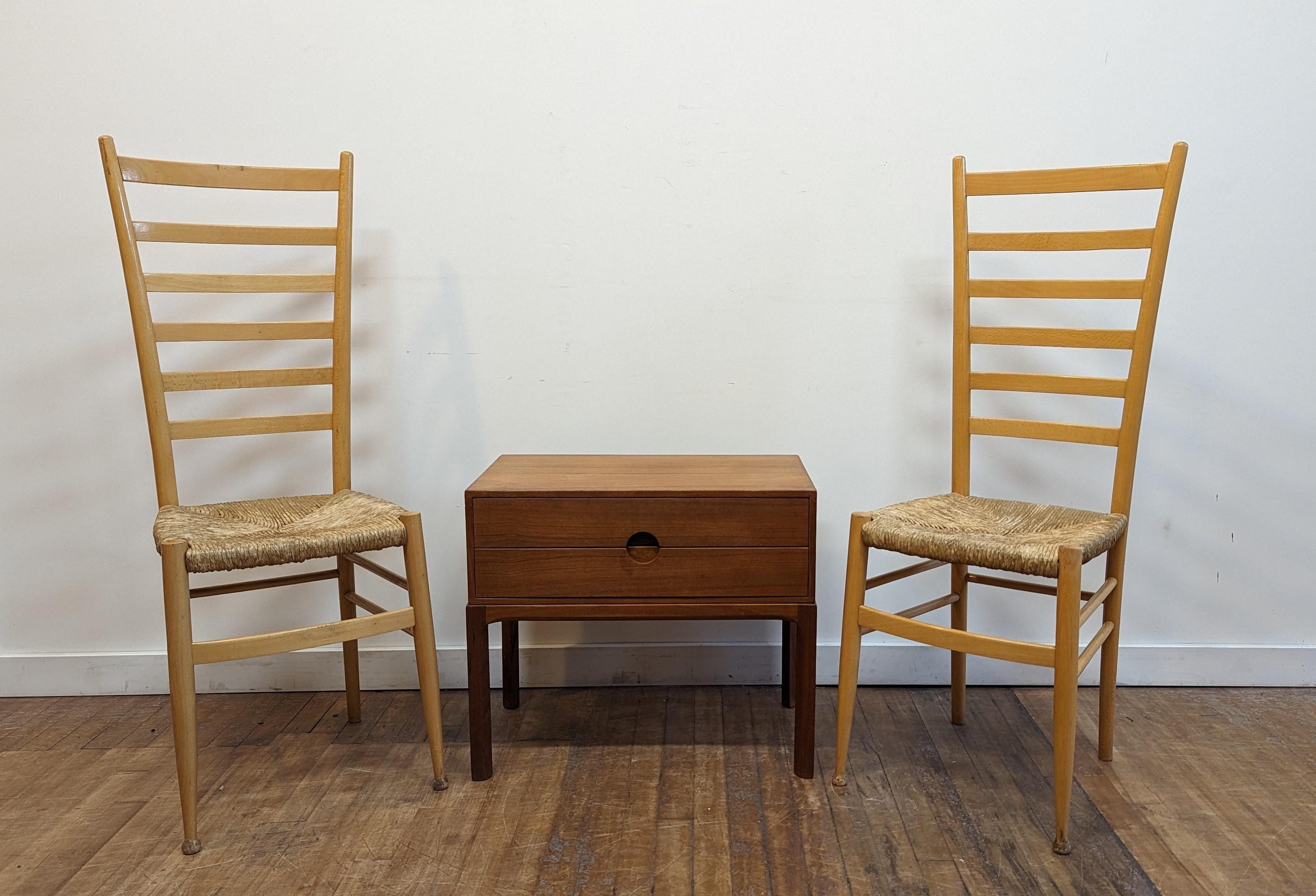 Milieu du XXe siècle Paire de chaises joncs à dossier en échelle du milieu du siècle d'après Gio Ponti en vente