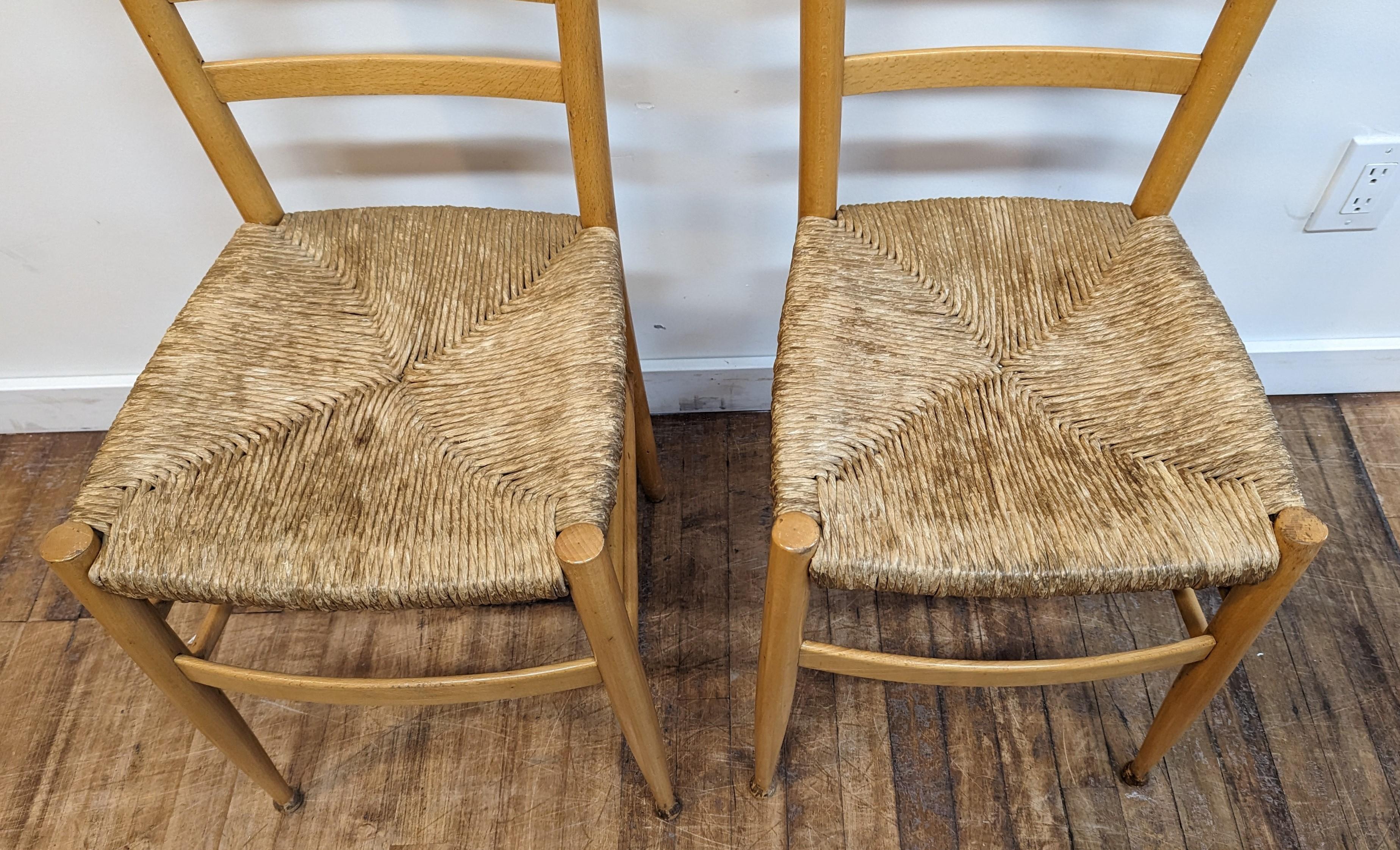Paire de chaises joncs à dossier en échelle du milieu du siècle d'après Gio Ponti en vente 1