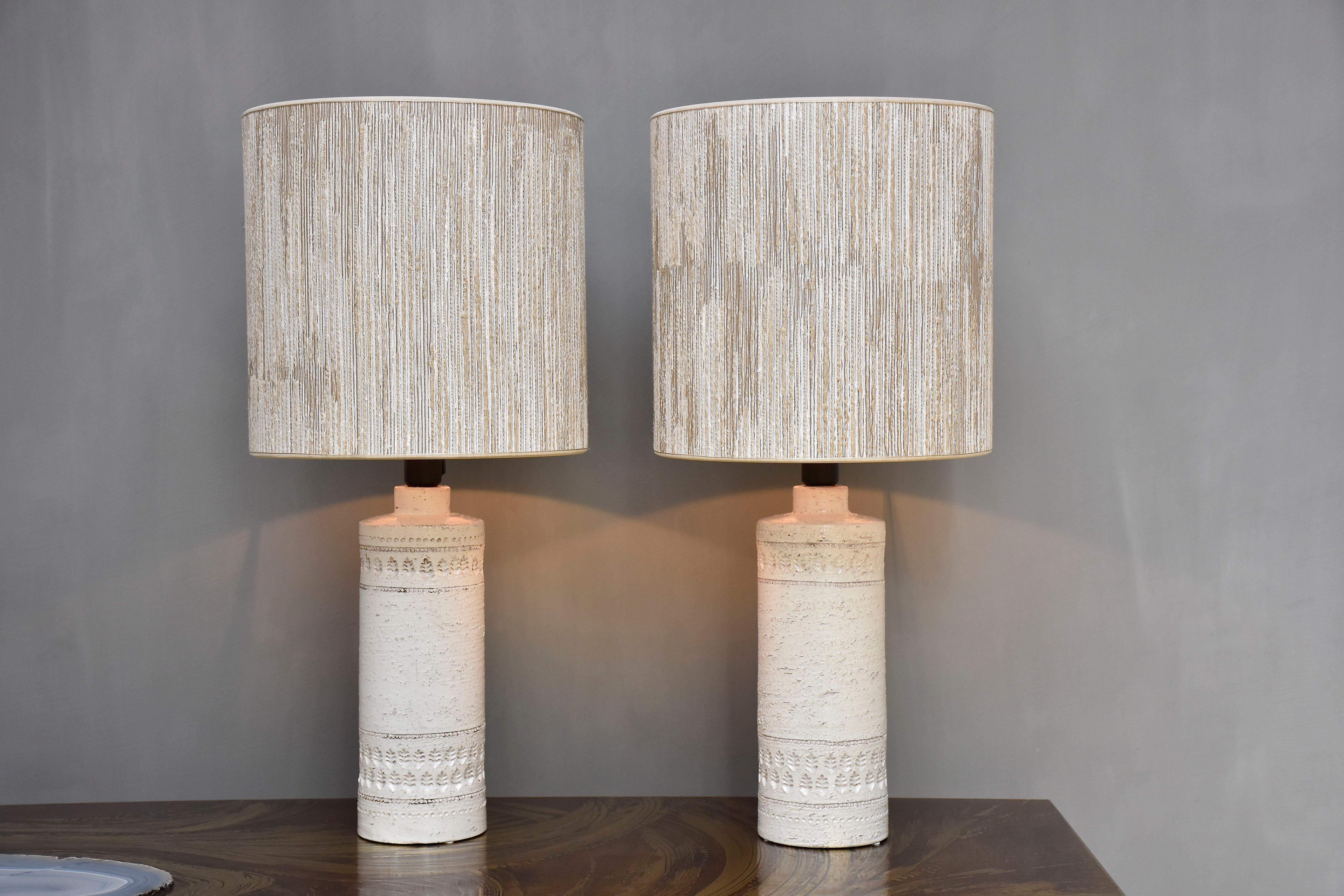 Magnifique paire de lampes de table en céramique conçue par Bitossi pour Bergboms- Suède.
Ces jolies lampes sont dotées d'une base émaillée blanche avec  la texture et les paternes.
Période - vers 1960
Lieu d'origine - Italie/ Suède

Abat-jour neuf,