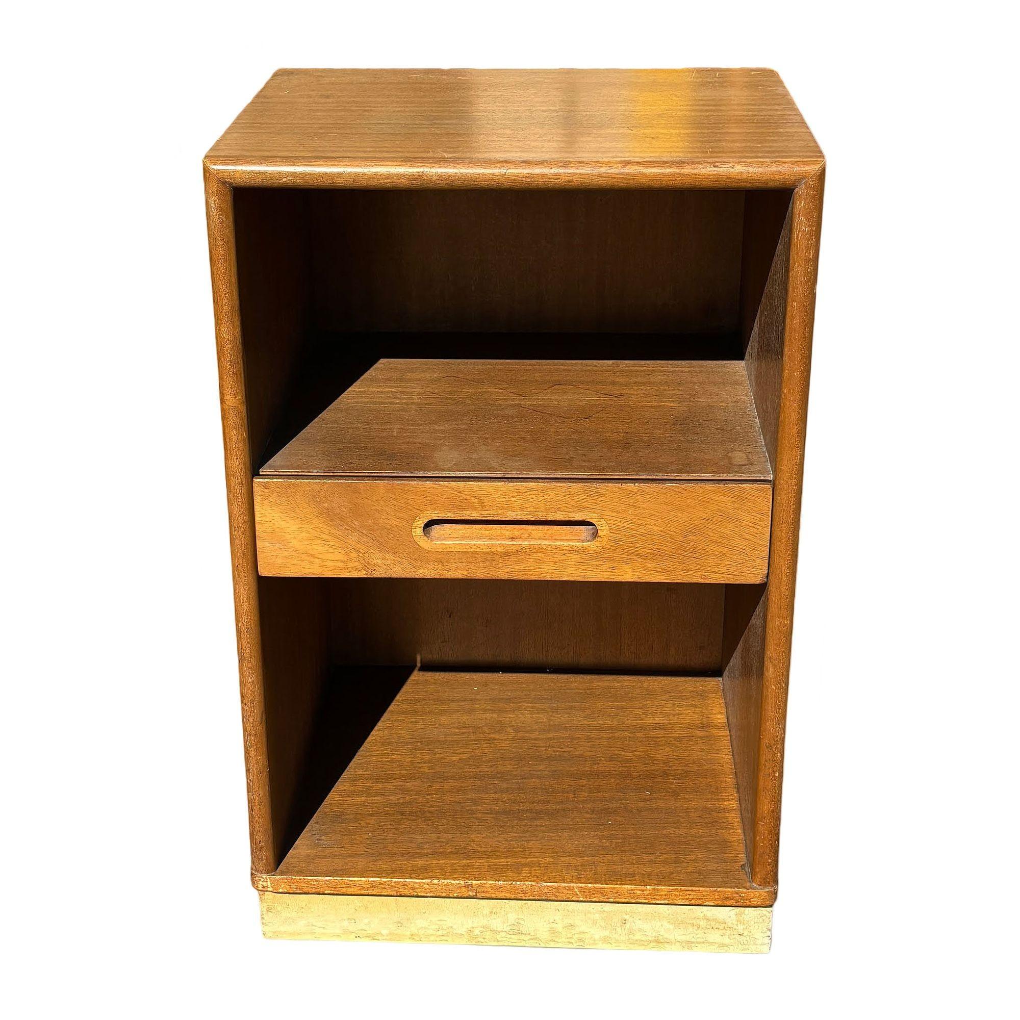Teck Paire de tables de nuit du milieu du siècle dernier par Edward Wormley pour Dunbar en vente