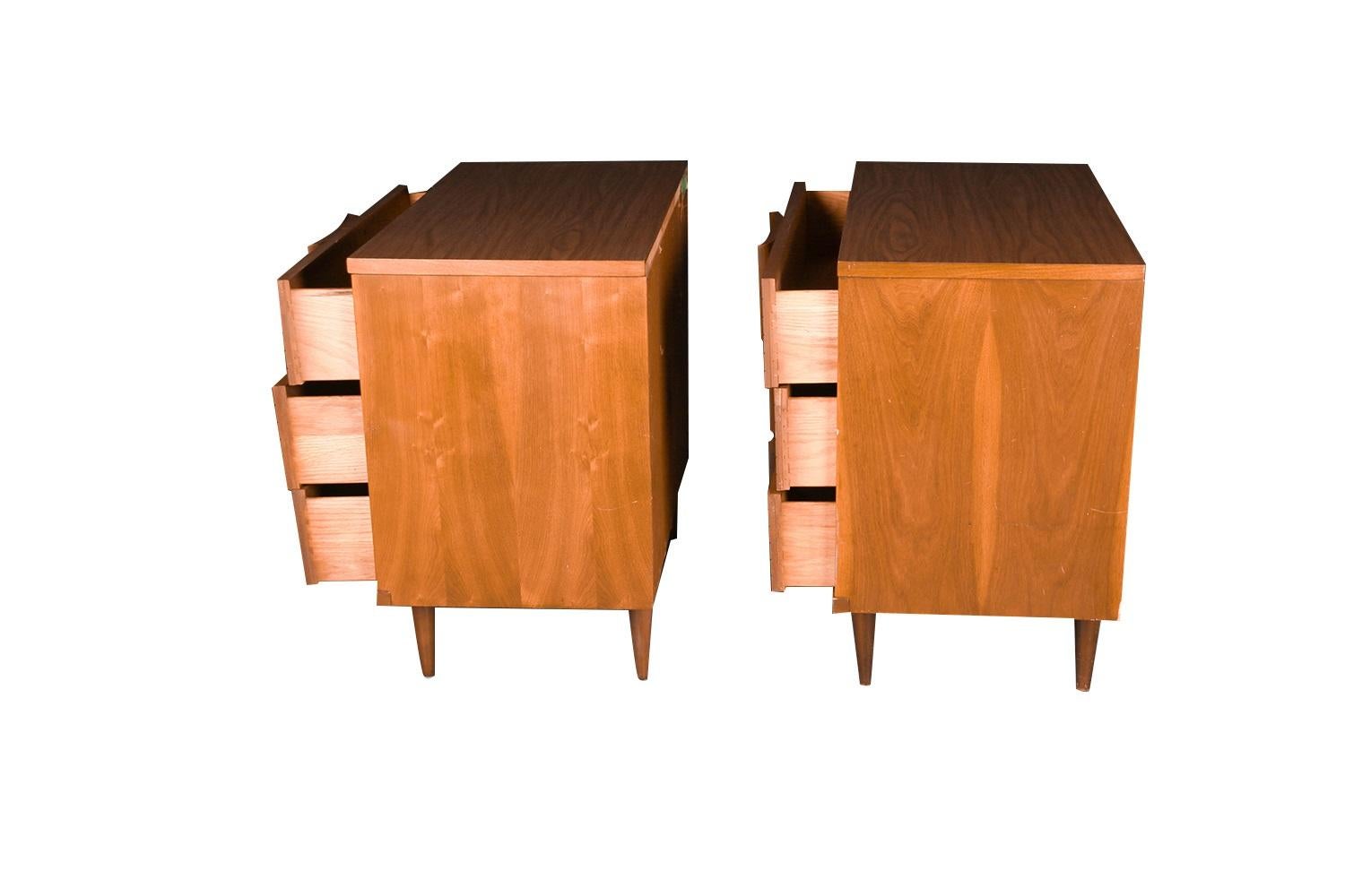 Walnut Mid-Century Pair Nightstands Commodes Tables Johnson Carper  For Sale
