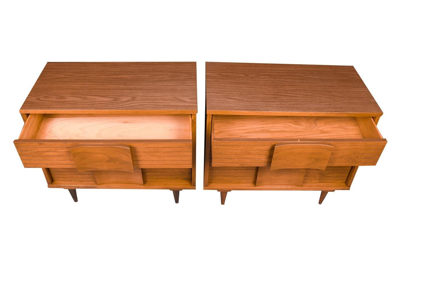 Mid-Century Pair Nightstands Commodes Tables Johnson Carper  In Good Condition For Sale In Baltimore, MD