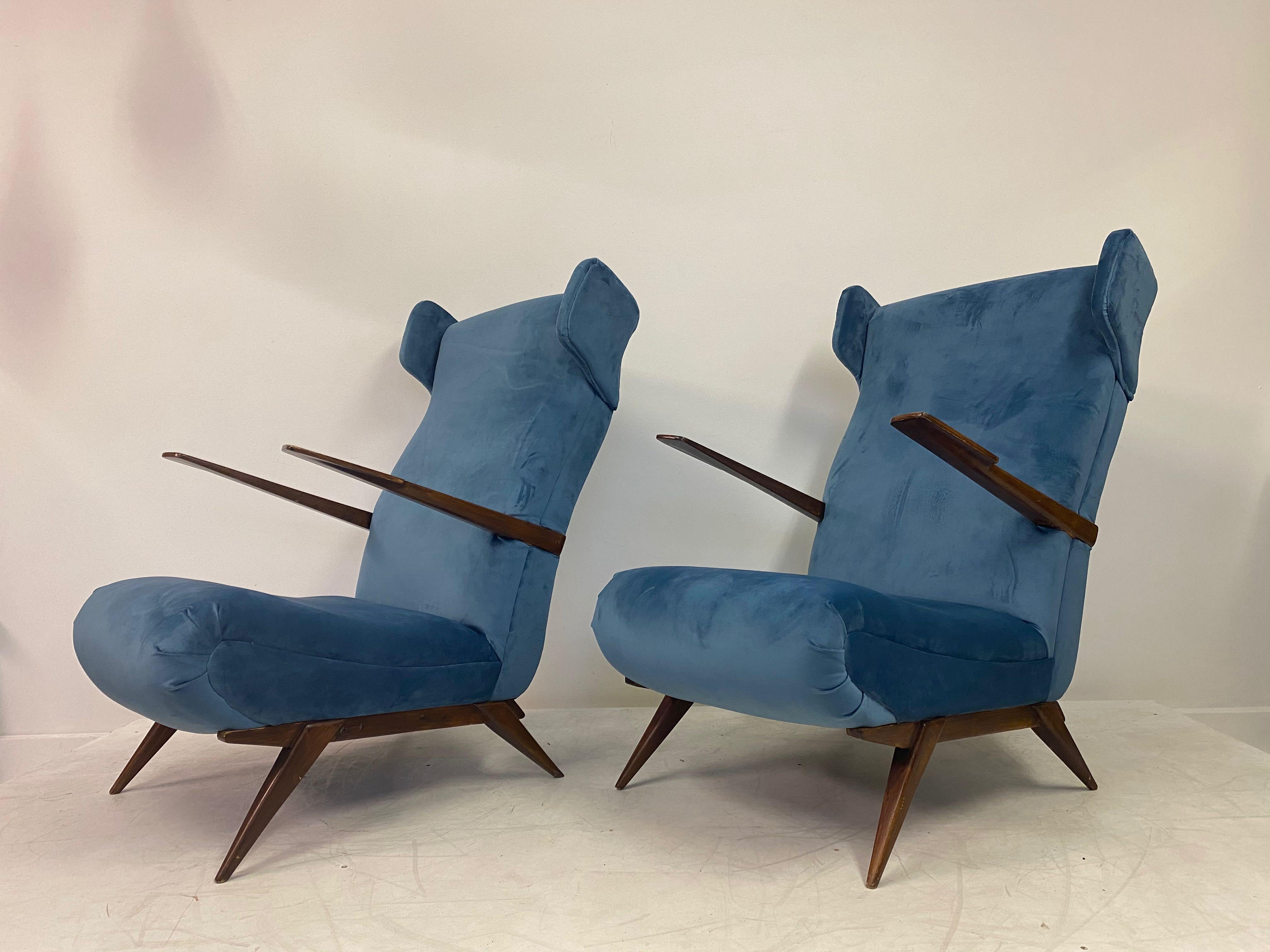 Pair of armchairs

Unusual shape

High back with wings

New blue velvet upholstery

1950s Italian

Measure: Seat height 41cm.