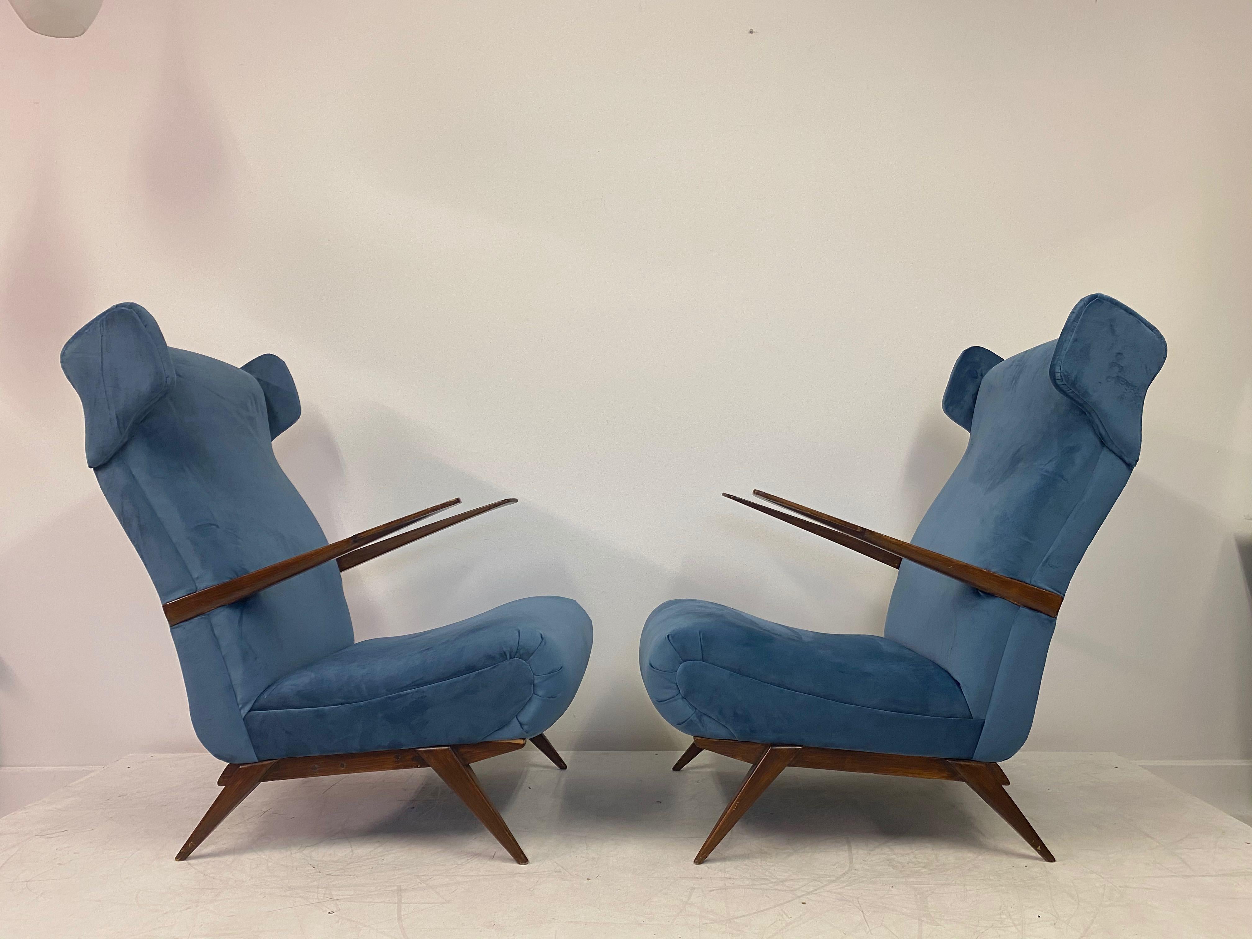 20th Century Midcentury Pair of 1950s Italian Armchairs in Blue Velvet