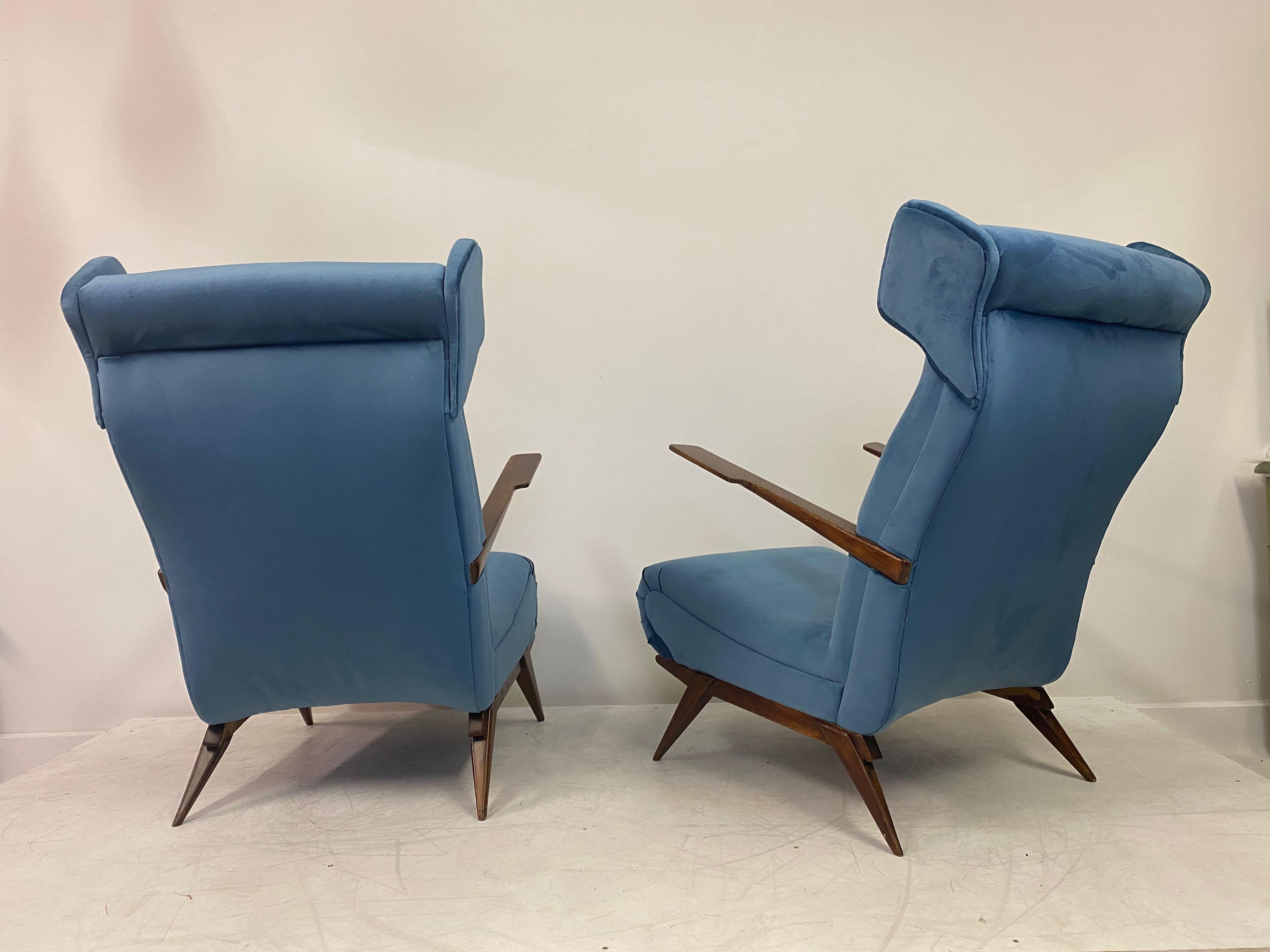 Midcentury Pair of 1950s Italian Armchairs in Blue Velvet 2