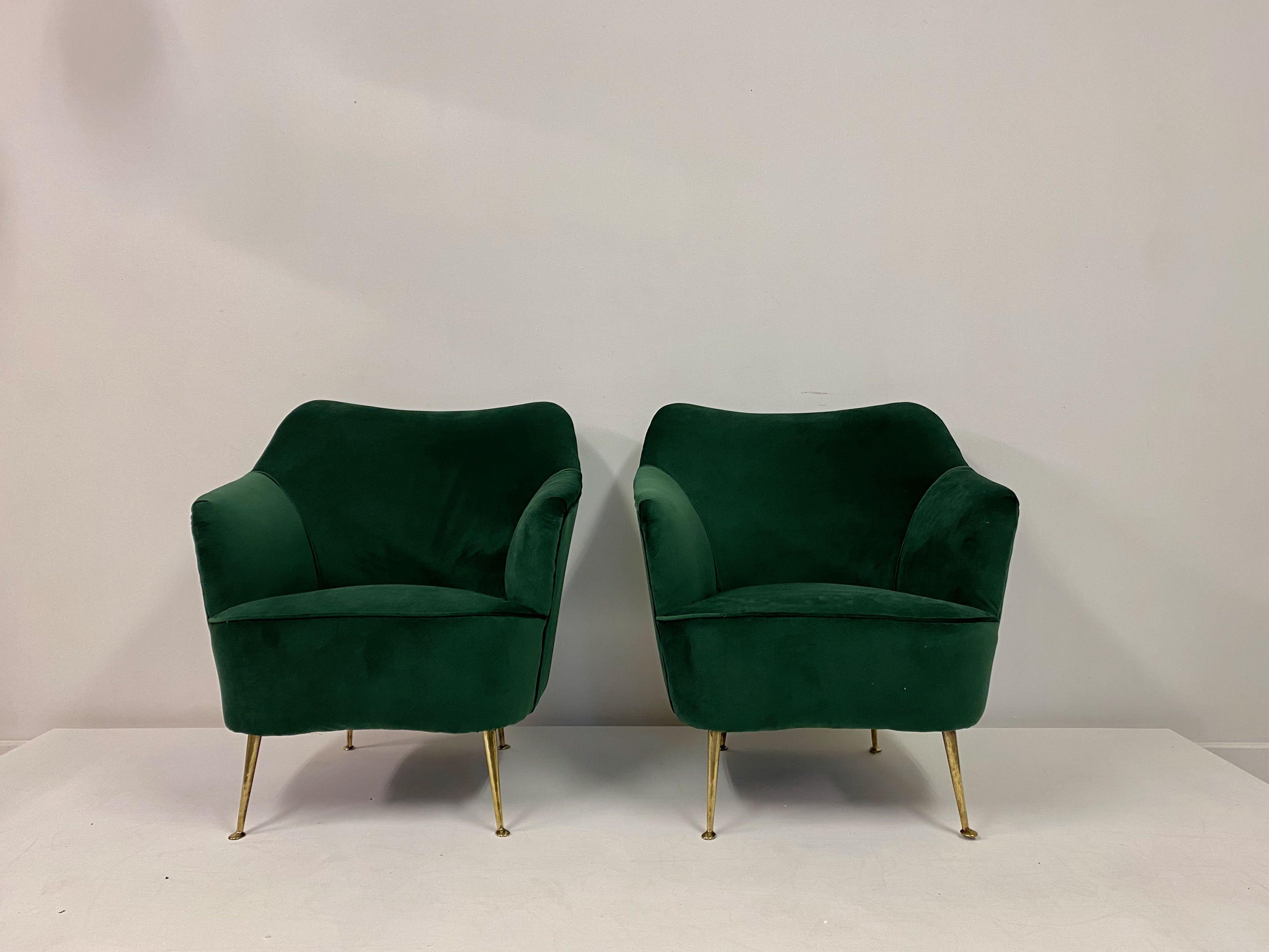 New green velvet upholstery

Brass legs

Measure: Seat height 37cm

Italian 1950s.