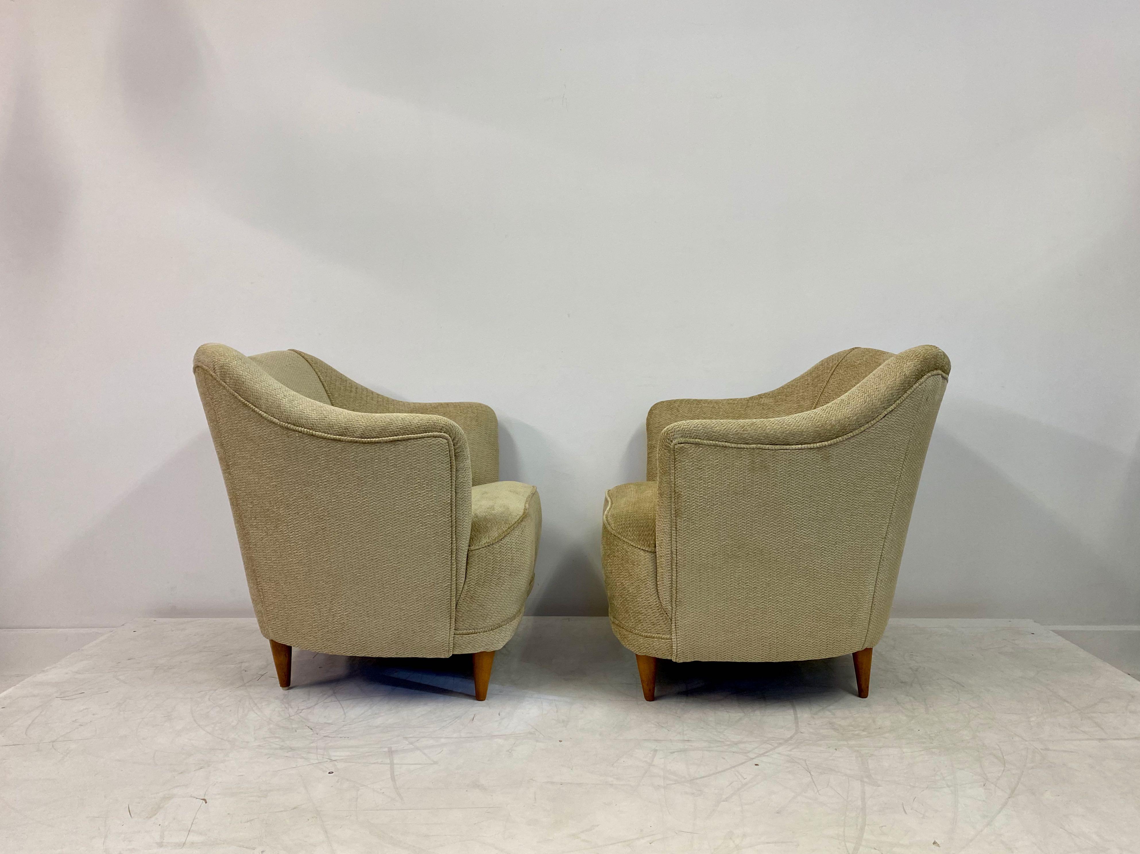 20th Century Midcentury Pair of 1950s Italian Club Armchairs in Beige