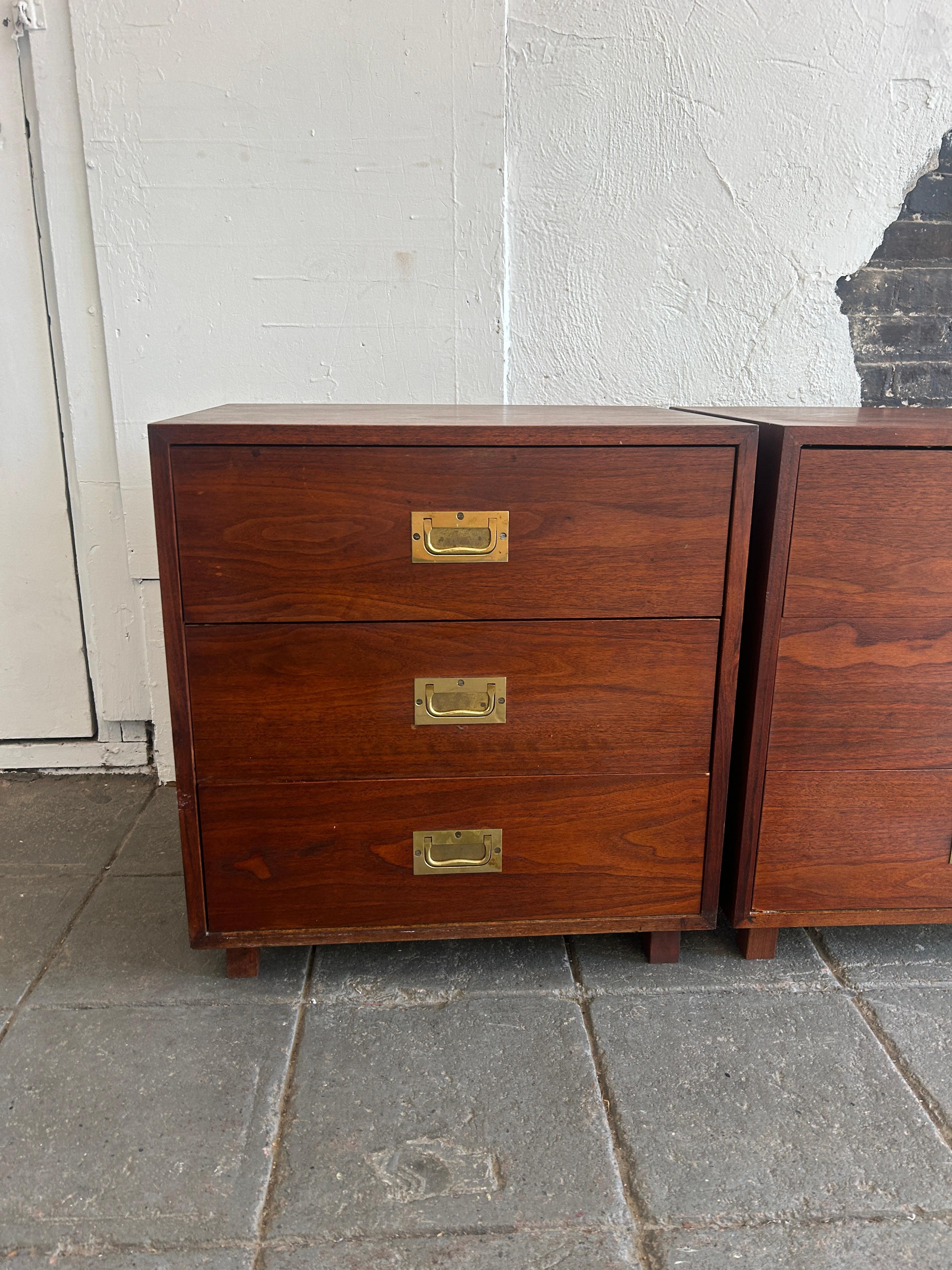 Mid century pair of 3 drawer walnut brass campaign style nightstands In Good Condition For Sale In BROOKLYN, NY