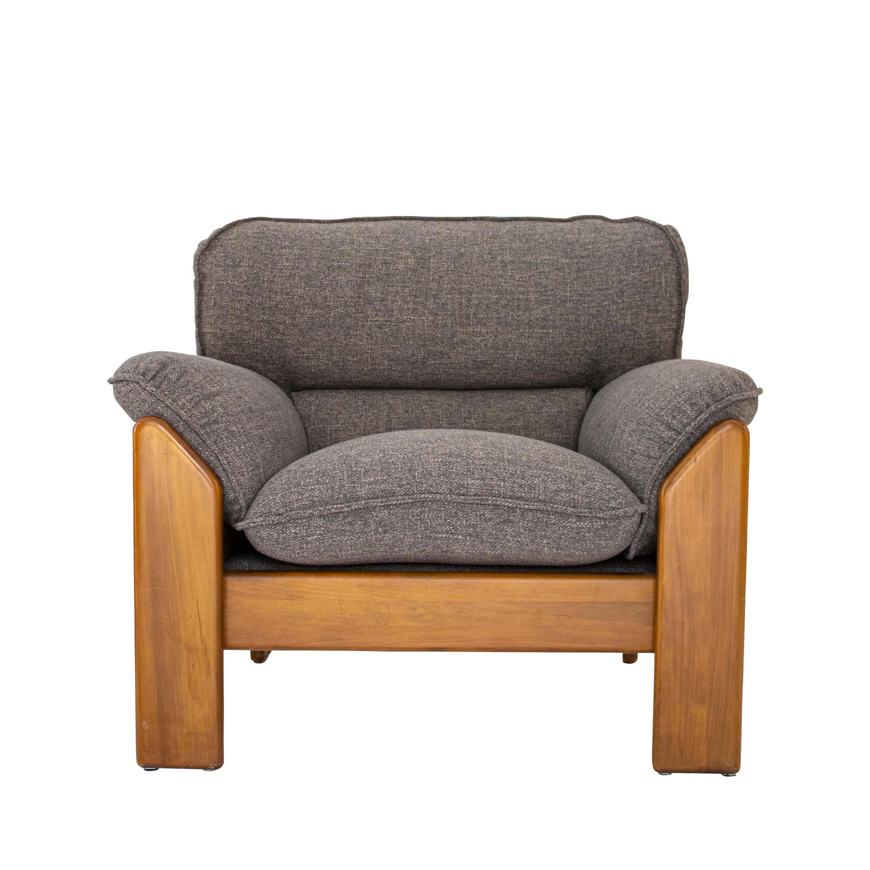 Paire de fauteuils avec structure en bois massif, fabriqués à la main et tapissés de laine taupe.