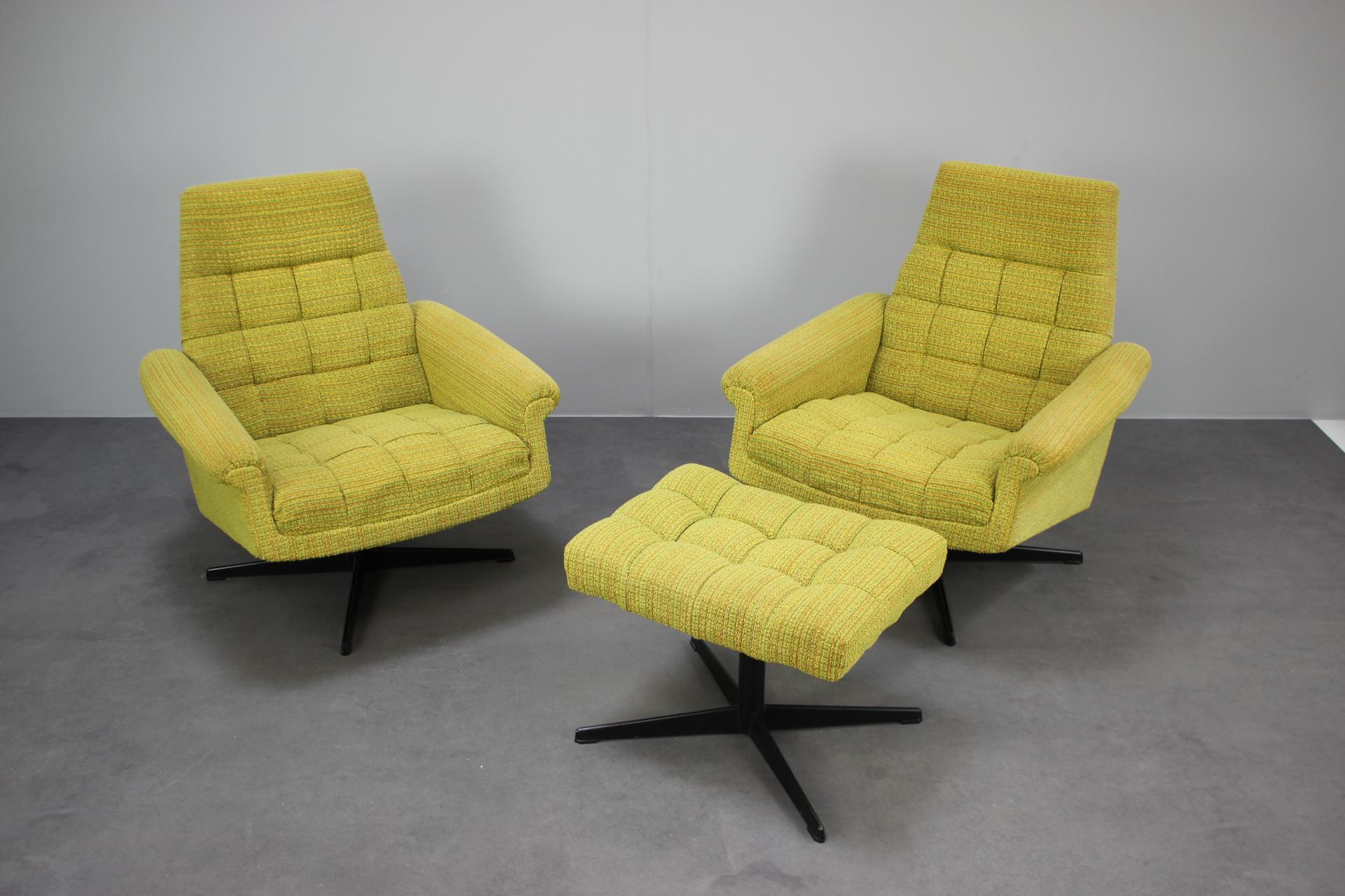 - Paire de fauteuils Tabouret du milieu du siècle par Morávek a Munzar, années 1968, Tchécoslovaquie,
- composé de  tissu, métal et bois
- La hauteur d'assise des fauteuils est de 42 cm,
- échelles du tabouret - Profondeur - 41, Largeur - 56,