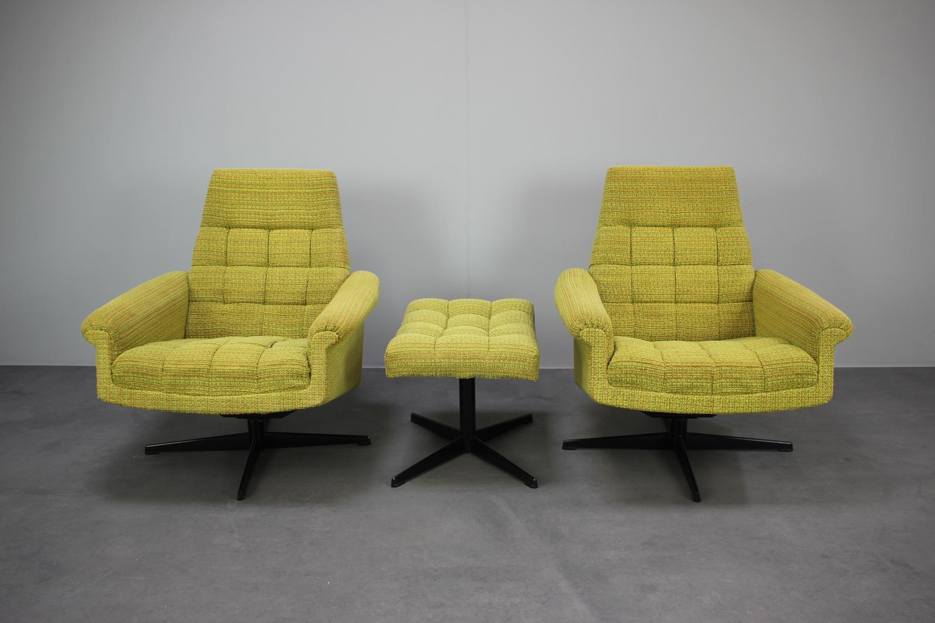 Tchèque Paire de fauteuils Tabouret du milieu du siècle par Morávek a Munzar, 1970 en vente