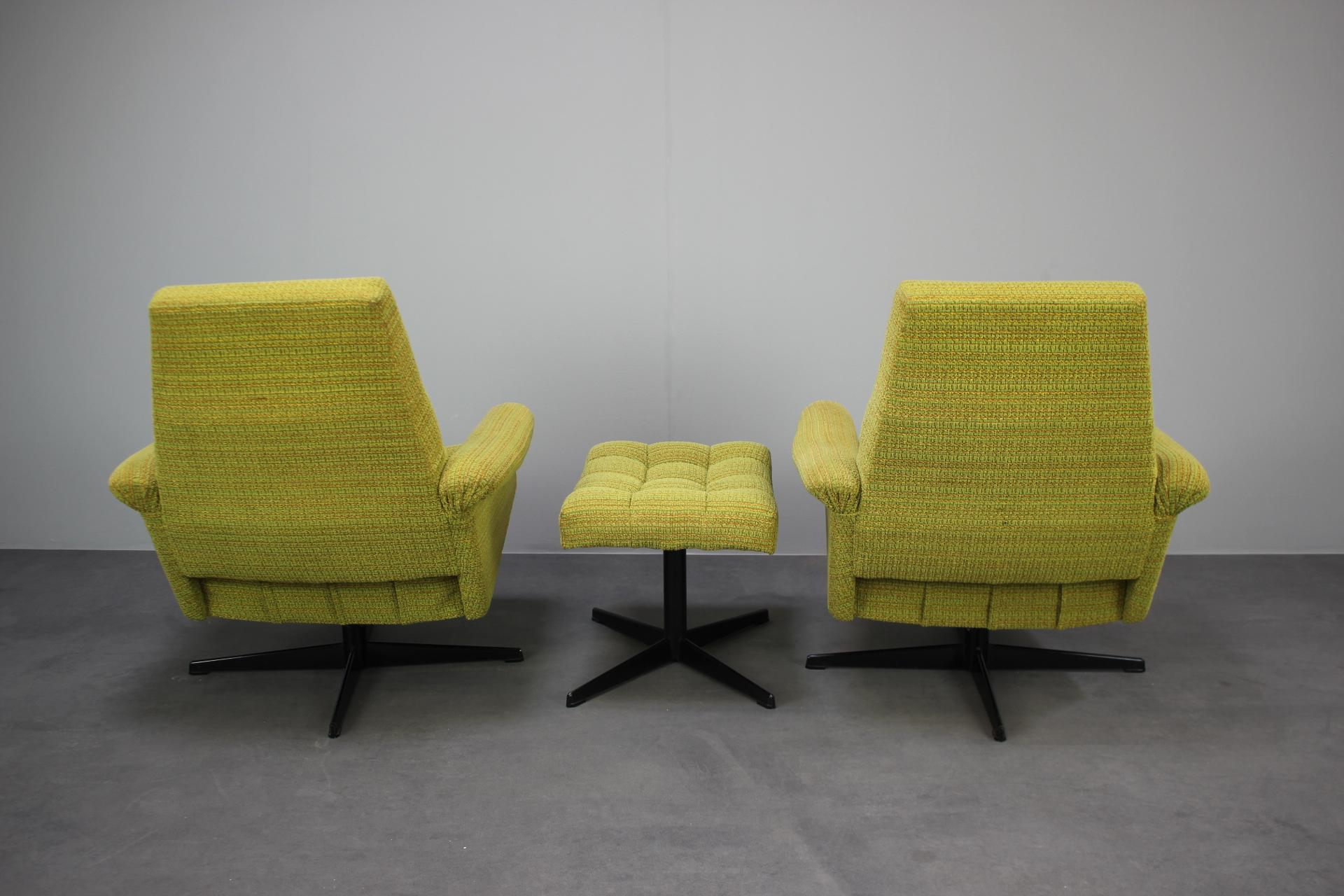 Paire de fauteuils Tabouret du milieu du siècle par Morávek a Munzar, 1970 Bon état - En vente à Praha, CZ