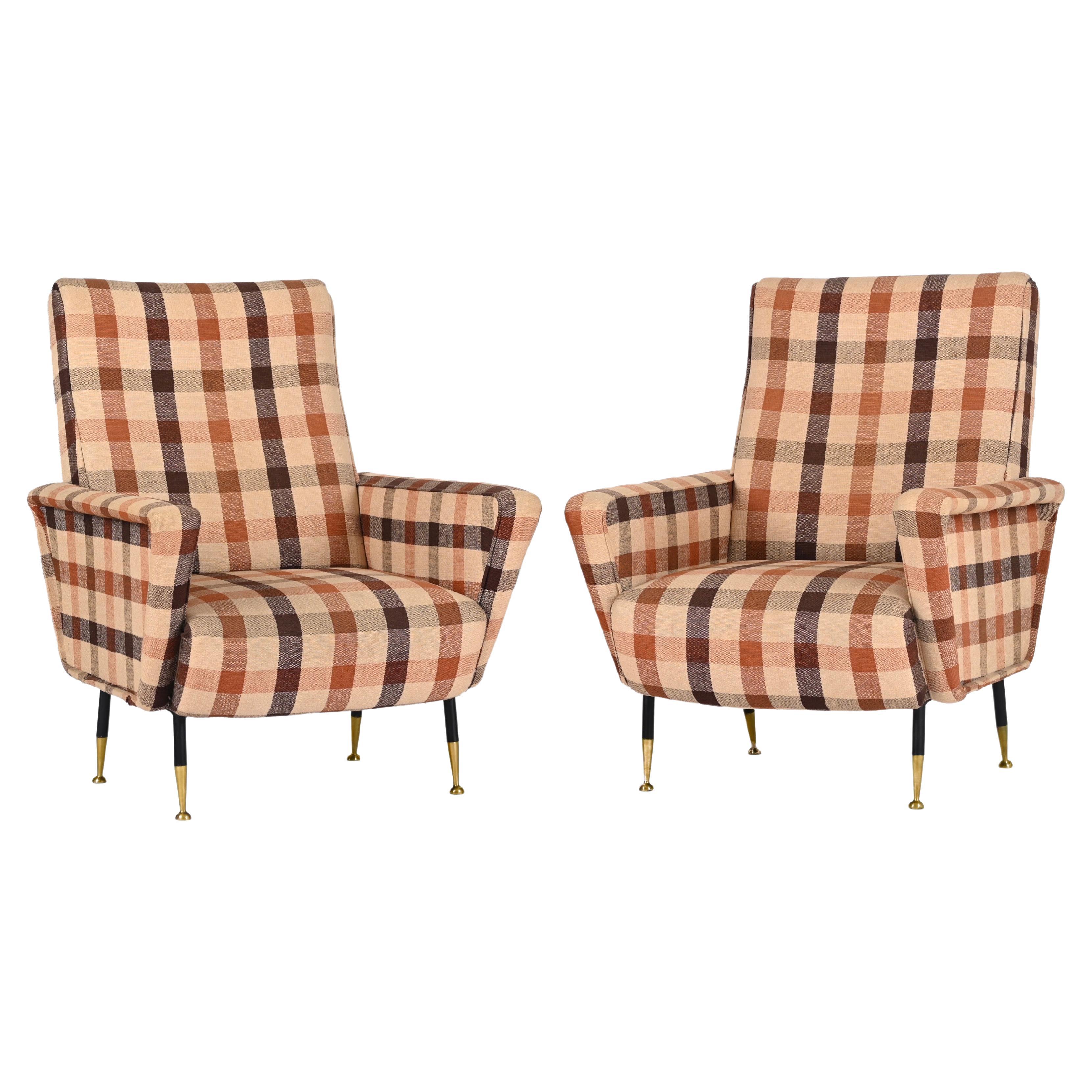 Zwei fantastische Sessel aus kariertem Stoff mit Messingfüßen aus der Jahrhundertmitte. Dieses unglaubliche Set wurde in den 1950er Jahren in Italien im Stil von Zanuso hergestellt.

Die Schönheit dieser Sessel ist auf die italienische Herstellung