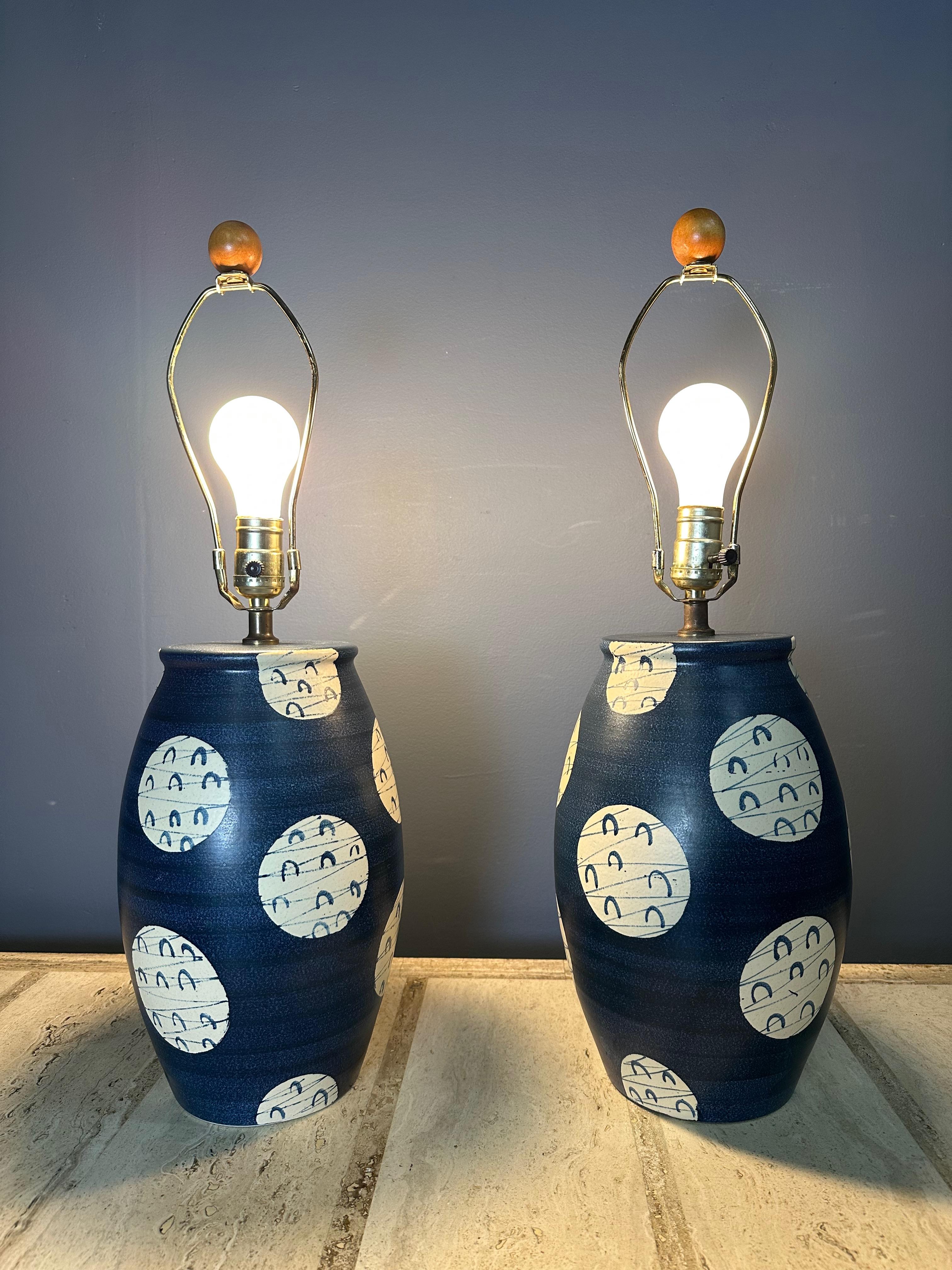 Ces lampes de table uniques en poterie d'art du milieu du siècle apportent une touche japonaise à n'importe quelle pièce. Fabriquées avec une précision d'expert, ces lampes ajoutent une touche artistique et élégante à votre espace. Avec leur design