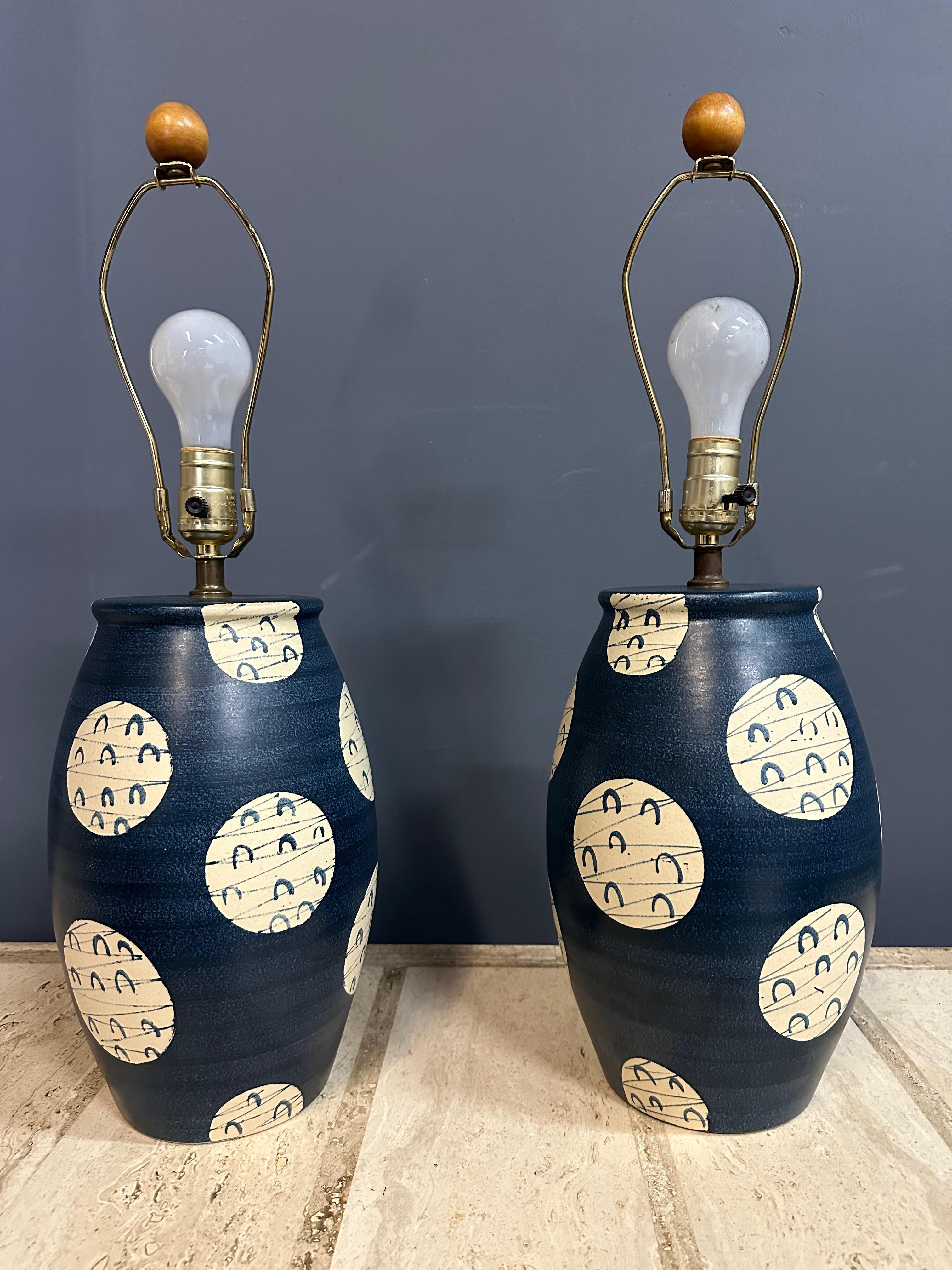 Mid-Century Modern Paire de lampes de table en poterie d'art avec une flèche japonaise du milieu du siècle dernier en vente