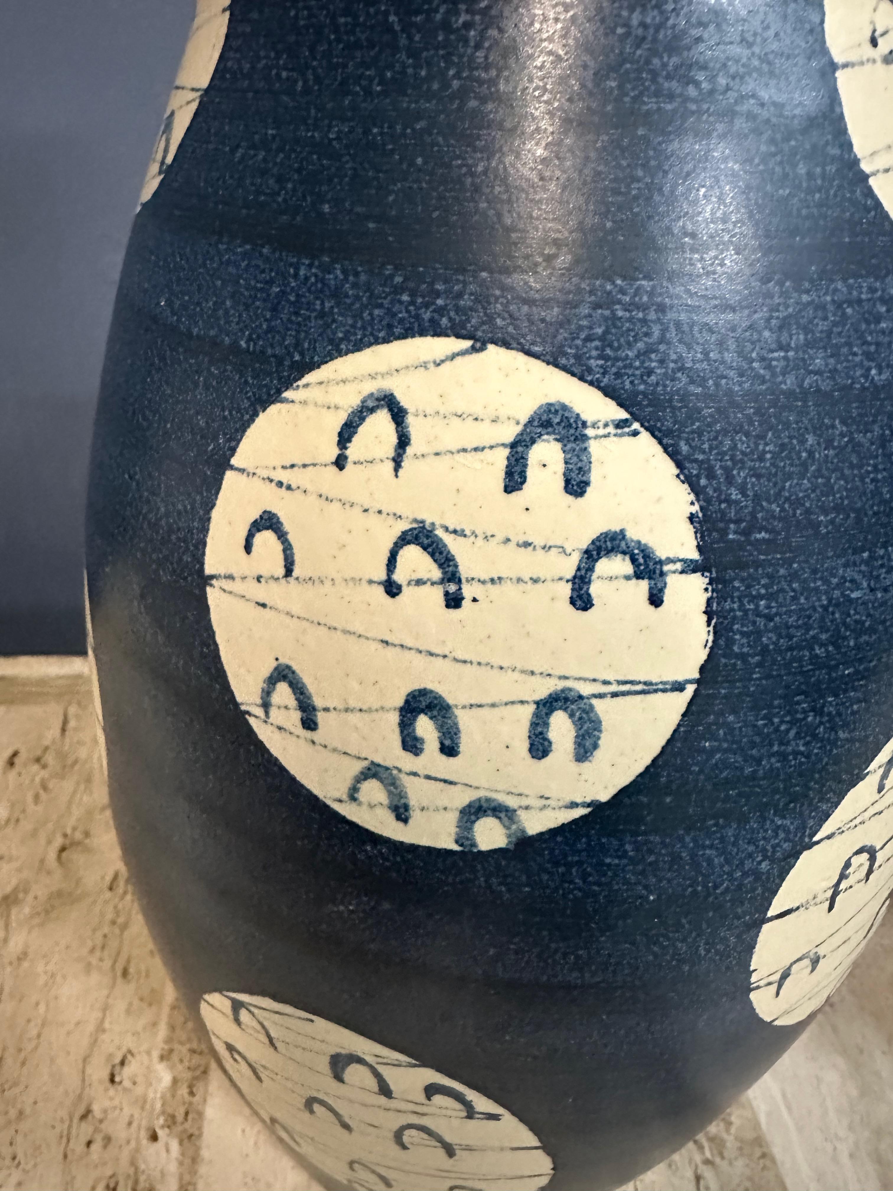 Nord-américain Paire de lampes de table en poterie d'art avec une flèche japonaise du milieu du siècle dernier en vente