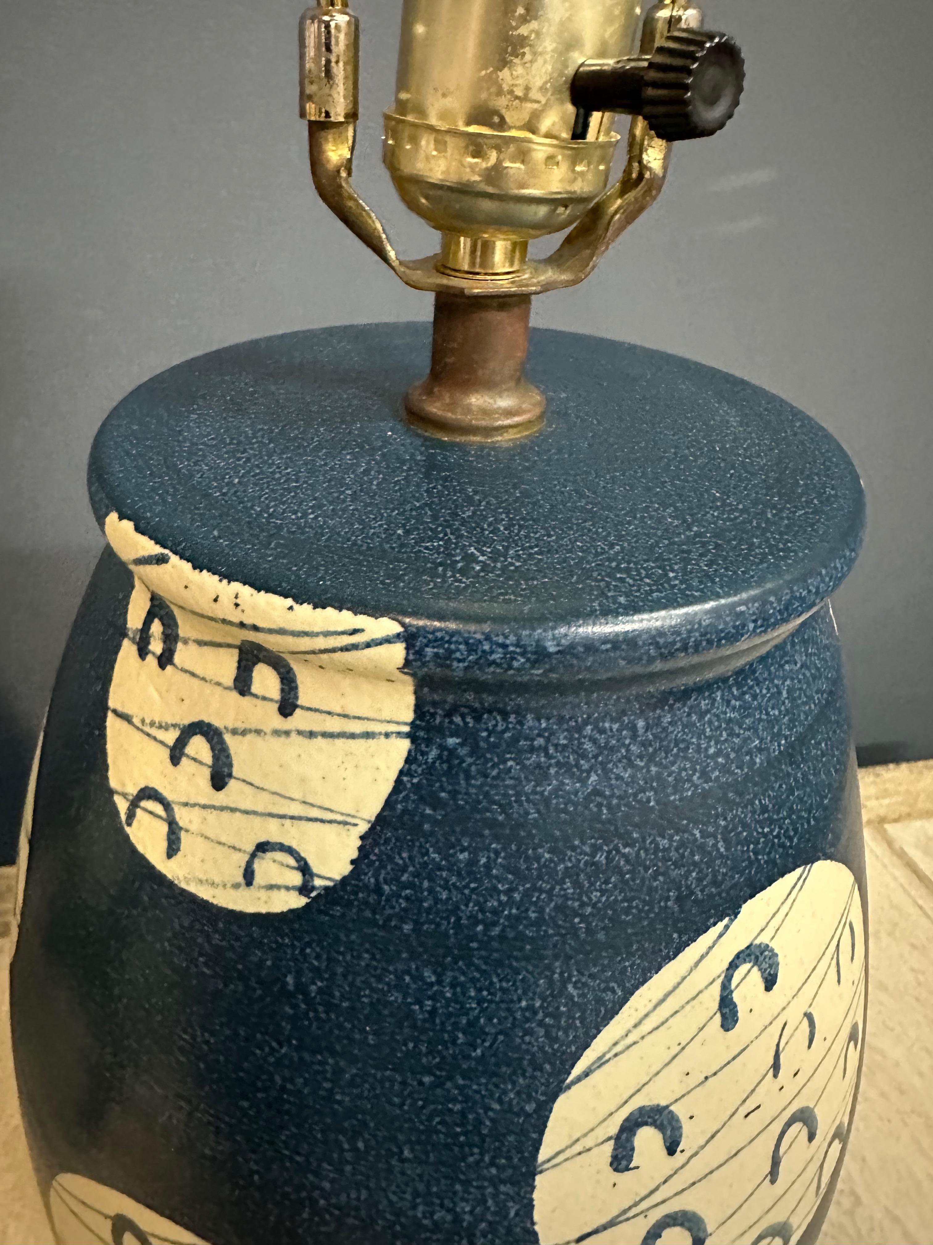 20ième siècle Paire de lampes de table en poterie d'art avec une flèche japonaise du milieu du siècle dernier en vente
