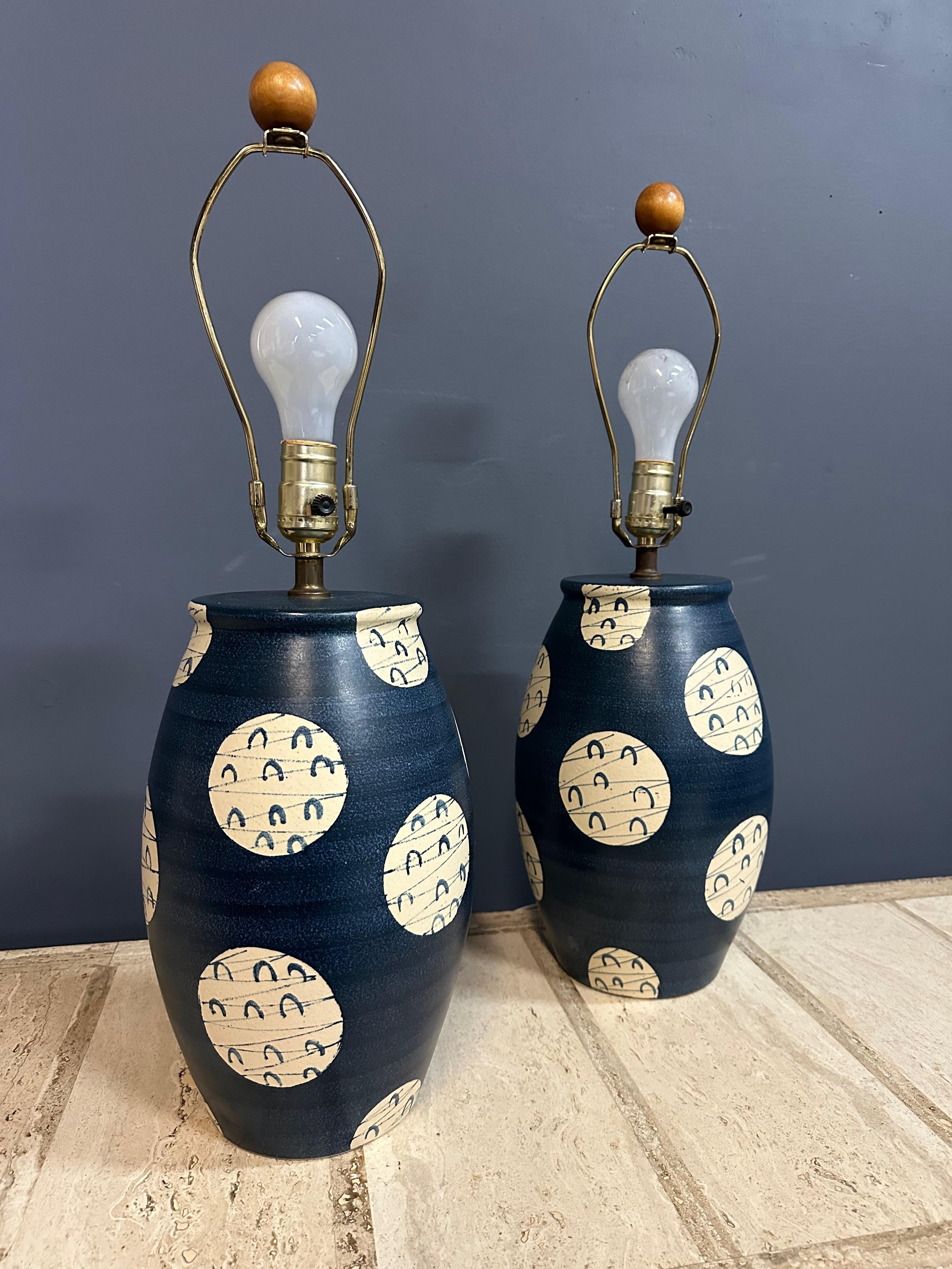 Céramique Paire de lampes de table en poterie d'art avec une flèche japonaise du milieu du siècle dernier en vente