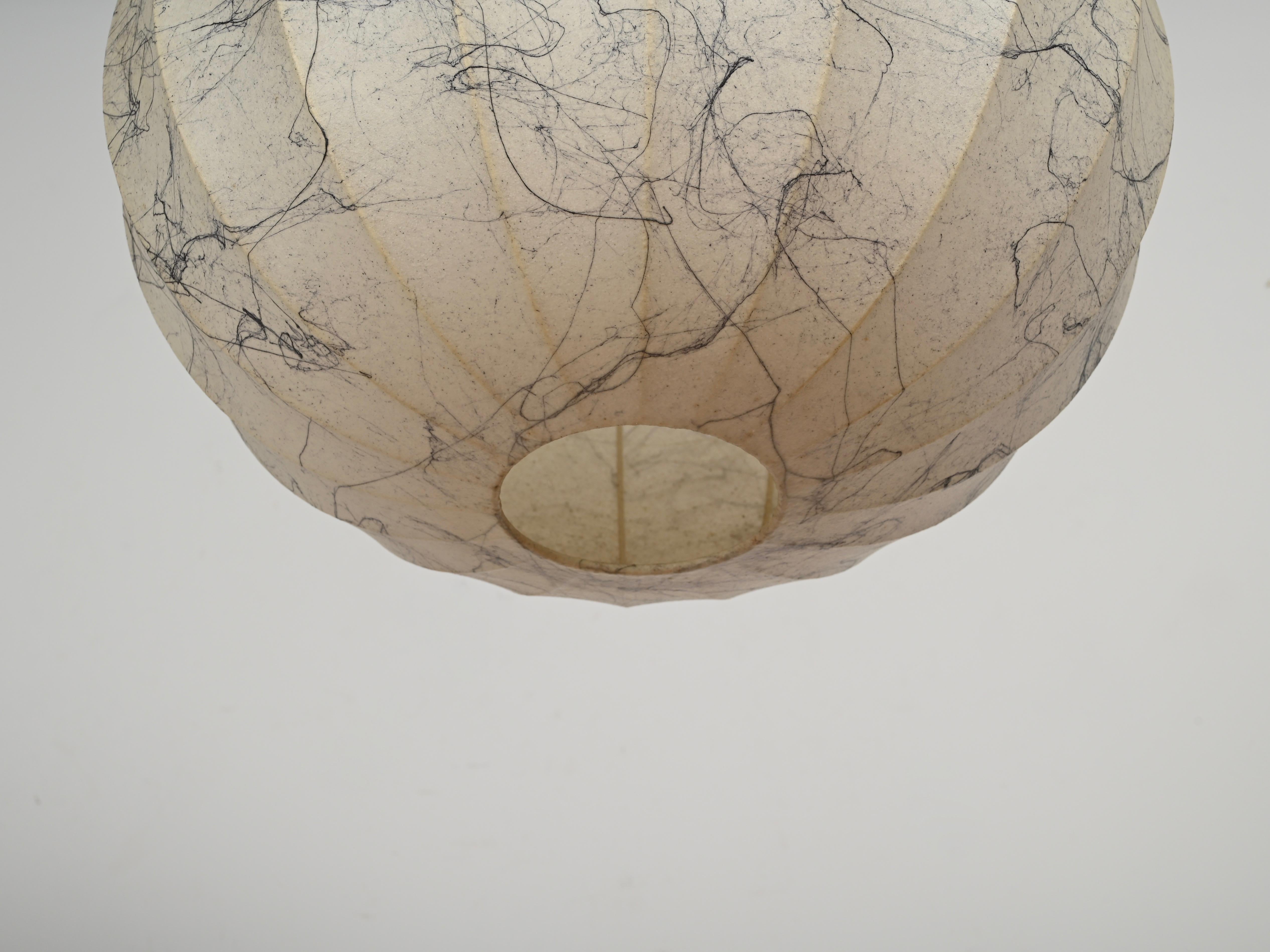 Mid-Century Pair of Large Veined Beige Cocoon Pendant by Castiglioni, Italy 1960 In Good Condition In Roma, IT