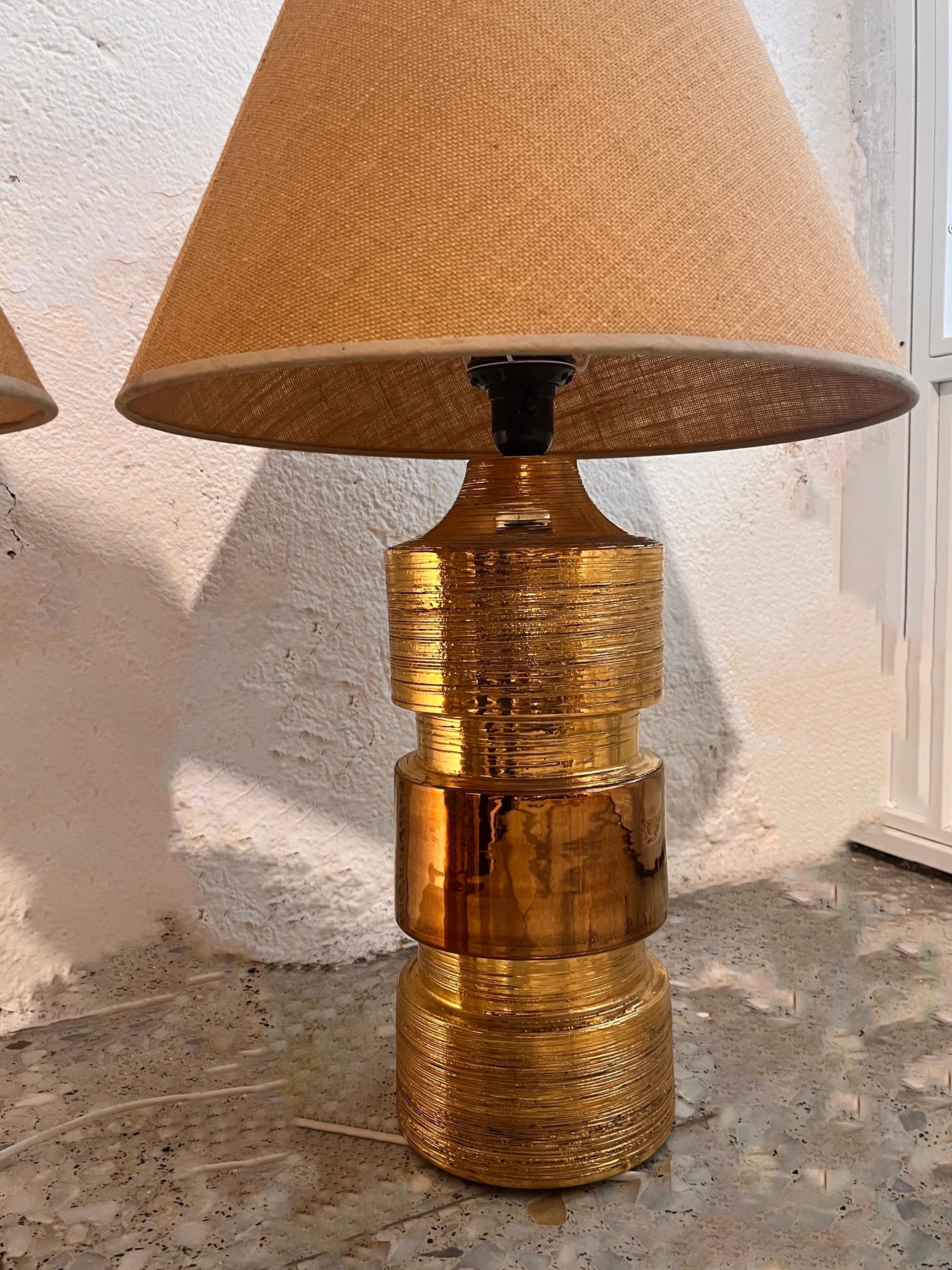 Pareja de lámparas de sobremesa Bergboms de mediados de siglo en cerámica dorada y plateada. Dorado en venta