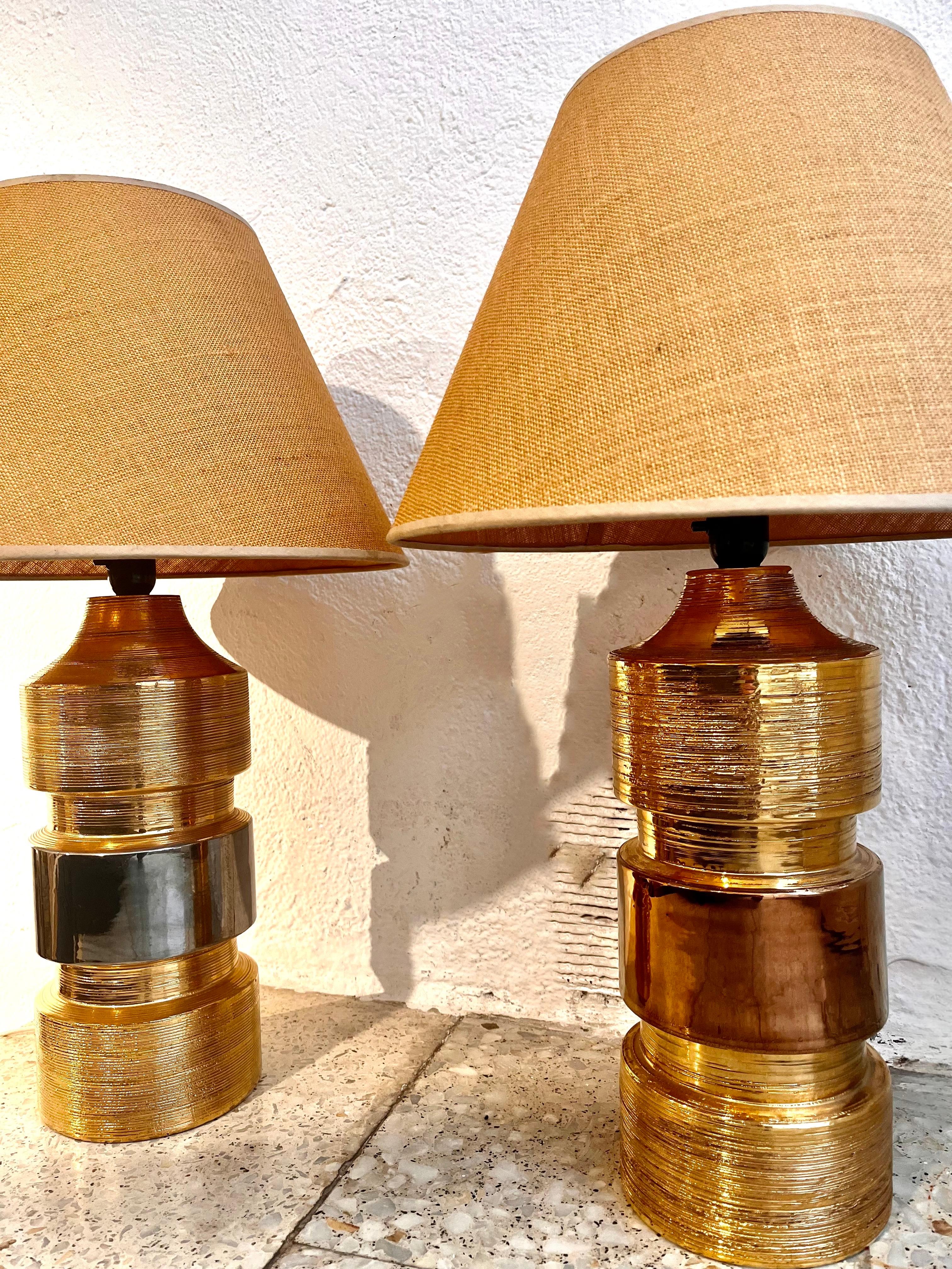 Pareja de lámparas de sobremesa Bergboms de mediados de siglo en cerámica dorada y plateada. siglo XX en venta