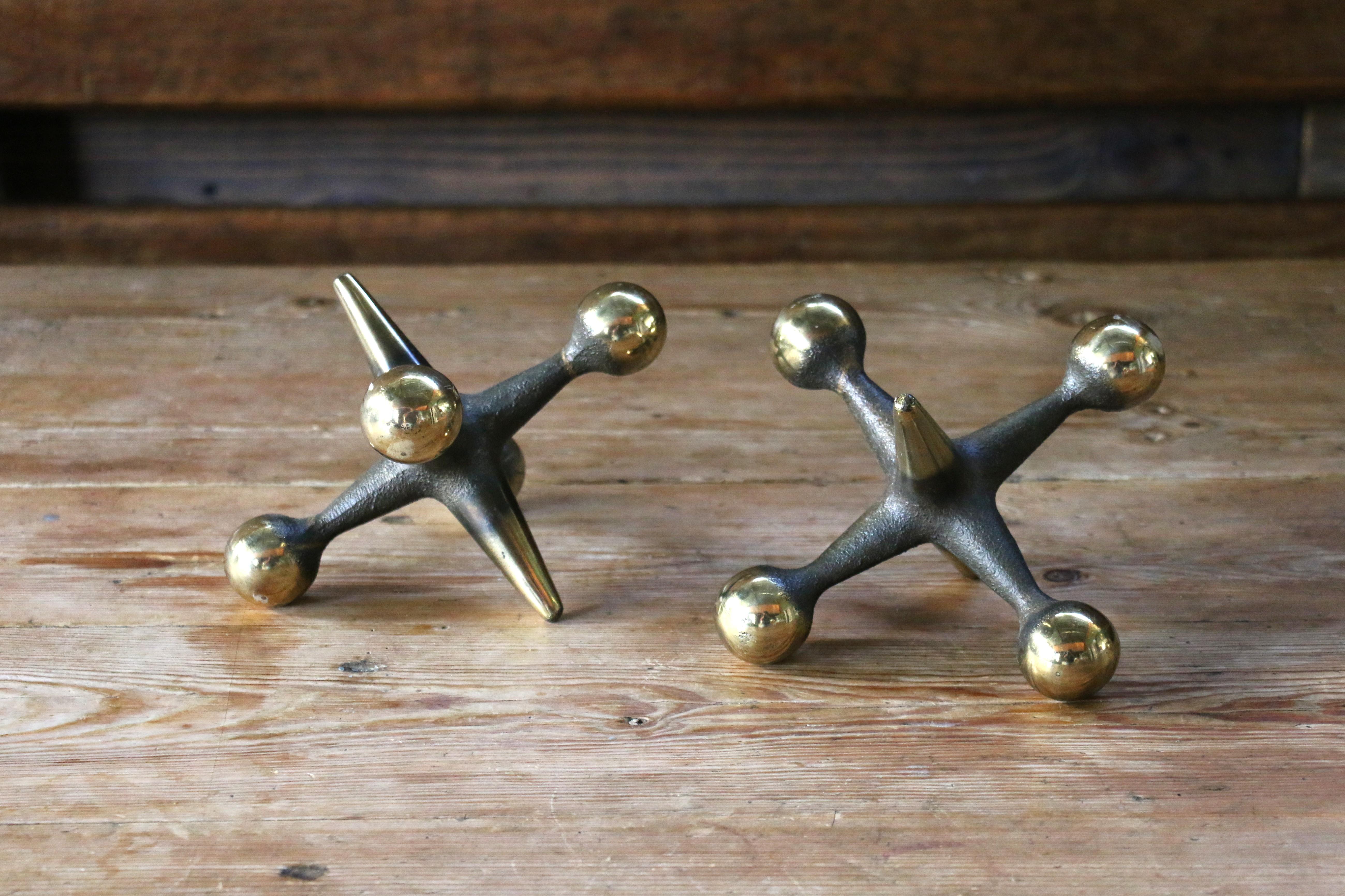 Spettacolare coppia di fermalibri, fermacarte o scultura di Bill Curry J1 Jacks. Finitura in ottone antico, centro scuro e sfere in ottone liscio. Un'opera d'arte assolutamente straordinaria per dare un tocco in più alla tua scrivania.