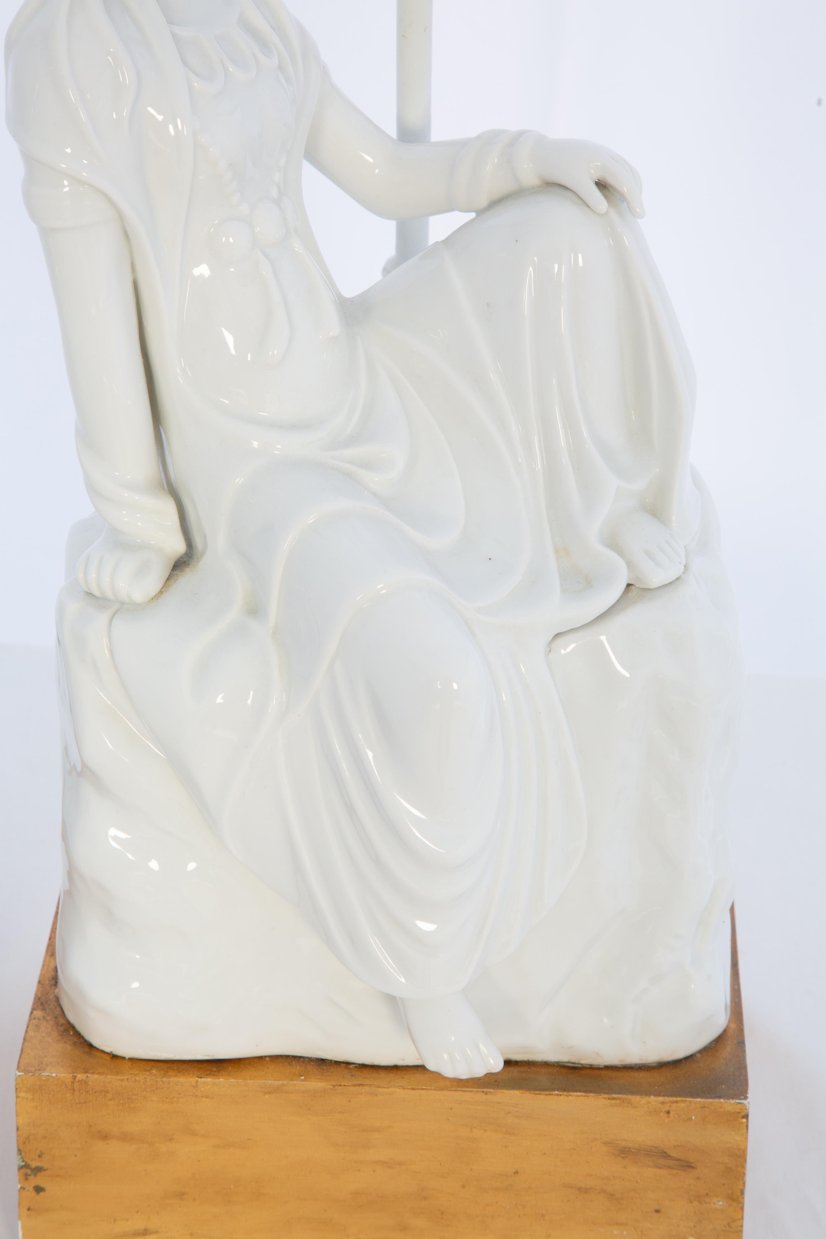 Paar Blanc de Chine Kwan Yin-Lampen aus der Mitte des Jahrhunderts (Hollywood Regency) im Angebot