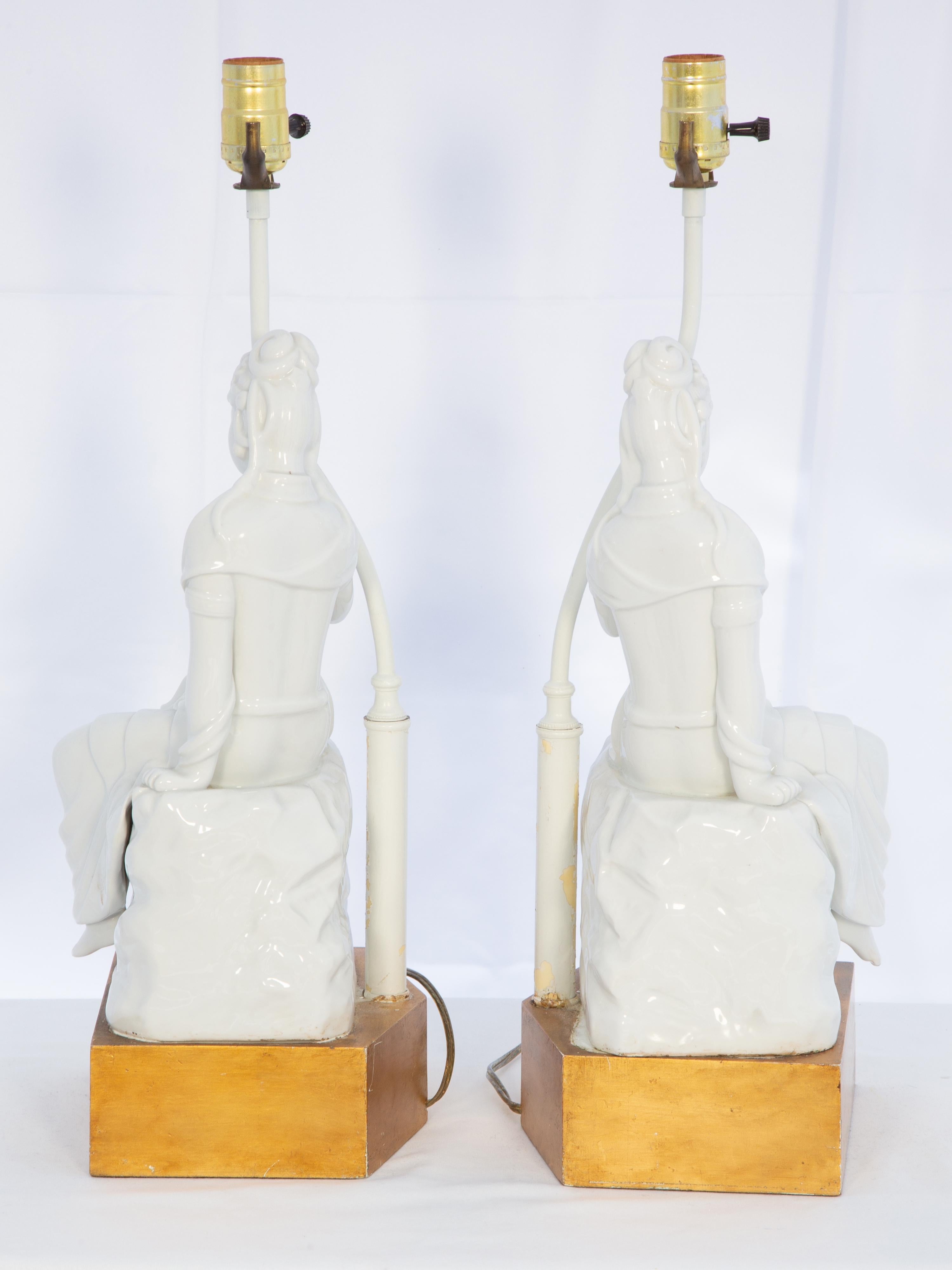 Paar Blanc de Chine Kwan Yin-Lampen aus der Mitte des Jahrhunderts (Italienisch) im Angebot