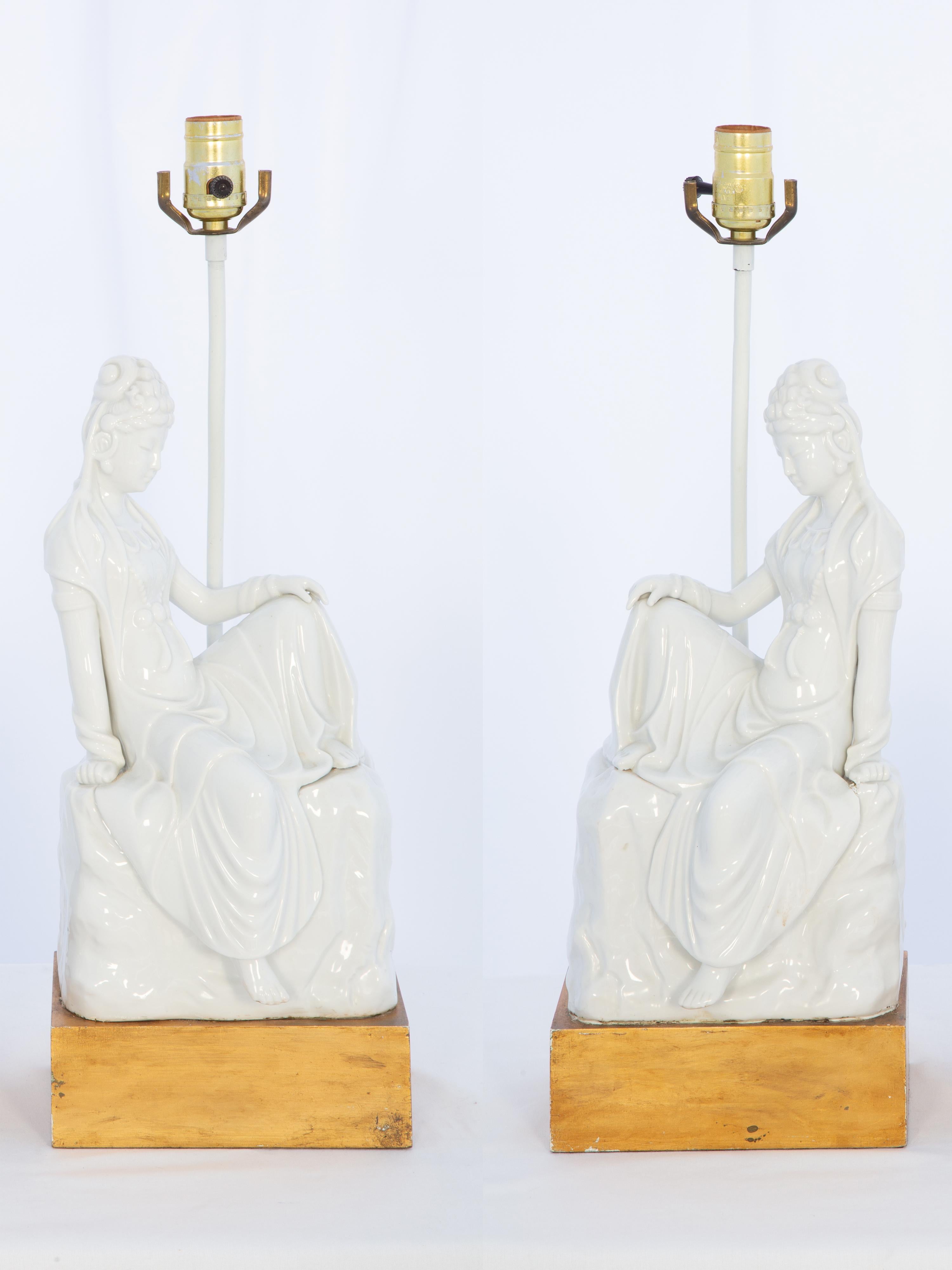 Paar Blanc de Chine Kwan Yin-Lampen aus der Mitte des Jahrhunderts (Töpferwaren) im Angebot