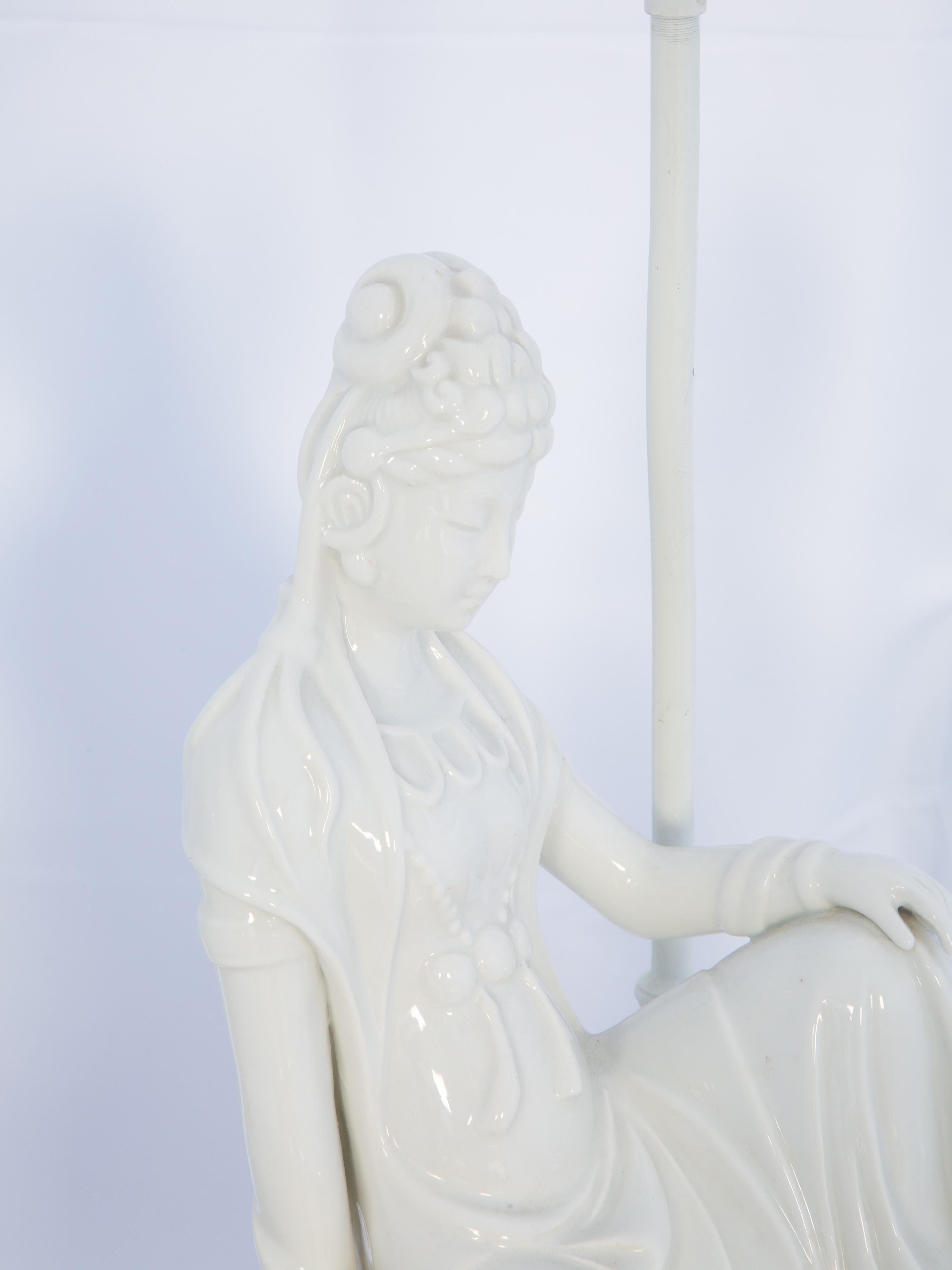 Paar Blanc de Chine Kwan Yin-Lampen aus der Mitte des Jahrhunderts im Angebot 1