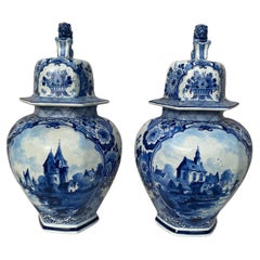 Paire de pots à gingembre bleu et blanc de Delft datant du milieu du siècle dernier