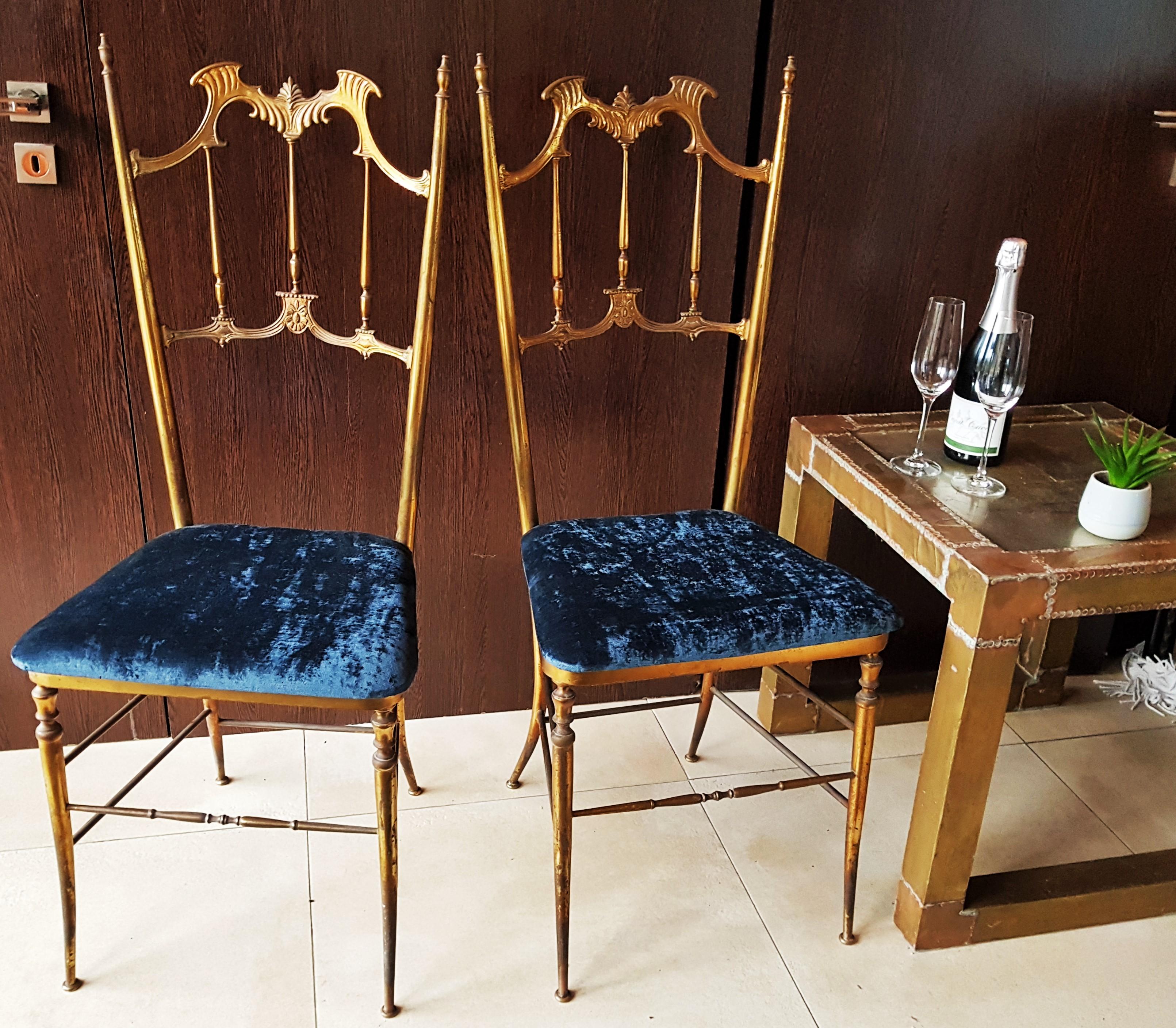 Midcentury pair of brass Italian Chiavari chairs, Italy, 1940s-1950s.

New upholstered with ocean blue Brussels velvet.

Brass with original patina. Stabile and solid!

Originally designed by Giuseppe Gaetano Descalzi and produced since the