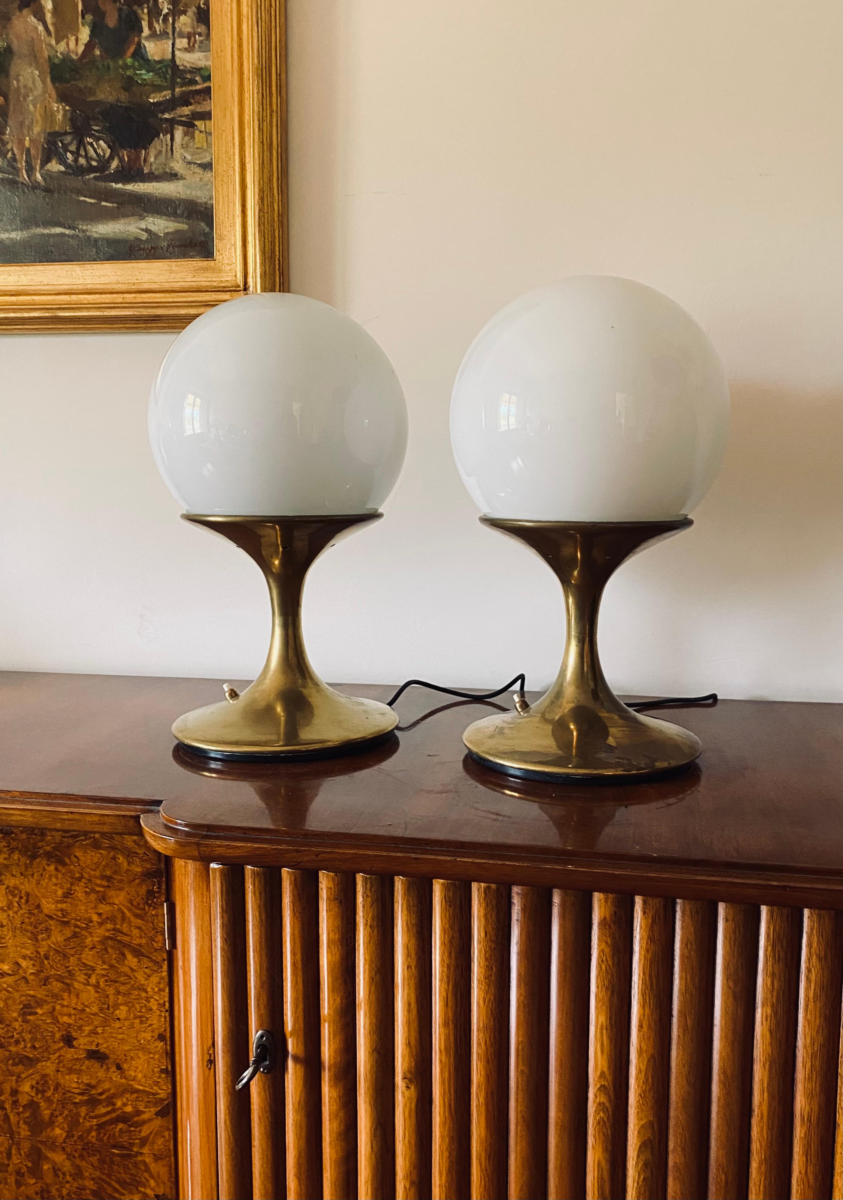 Mid-century pair of brass table lamp 

attributed to Ingo Maurer, Stilnovo, Italy 1960s

Brass base, opaline glass

H 44 cm x 28 cm diam.

Conditions: excellent, no defects. In working condition.