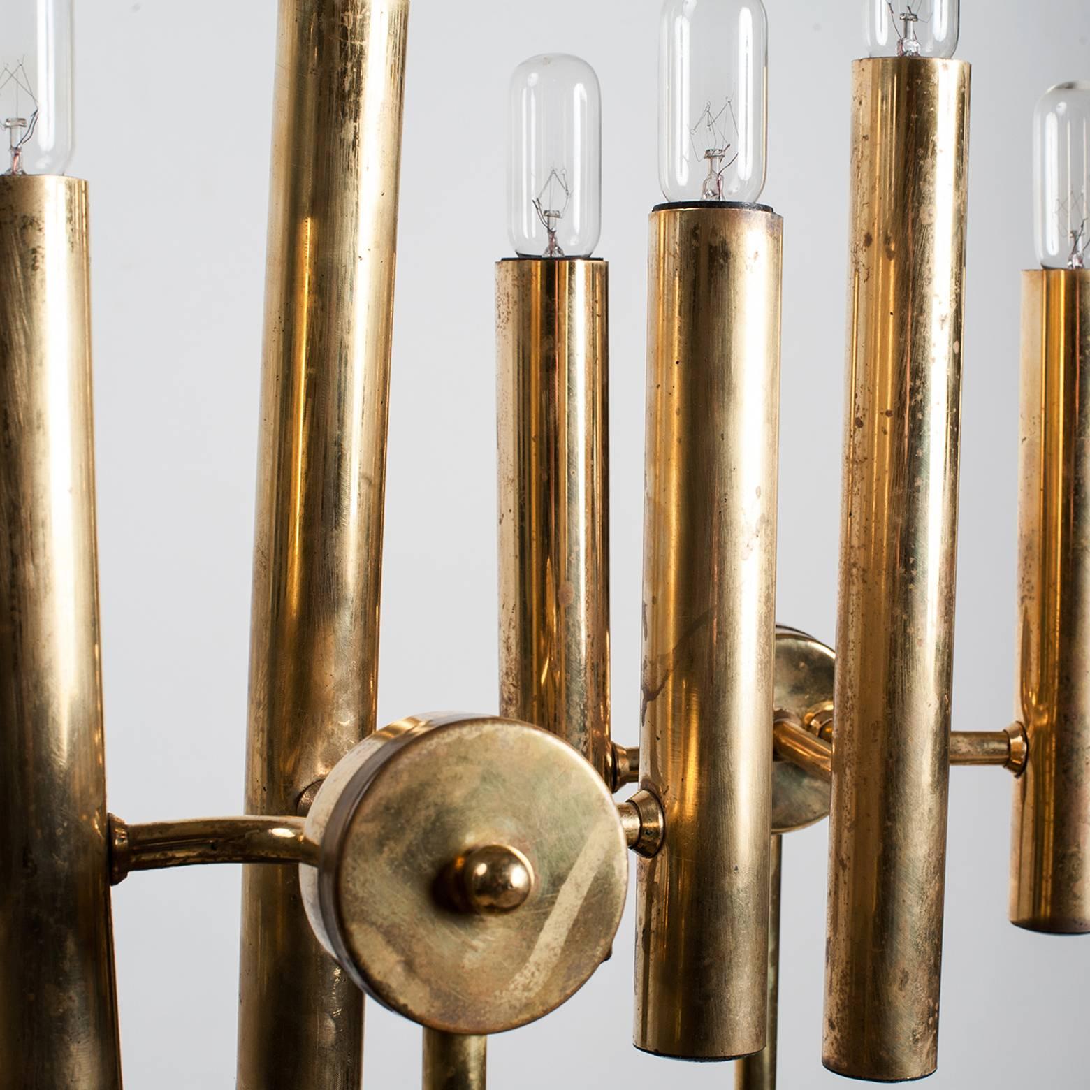 Pair Table lamps forming clandestick, swedish designer attributes Hans Agne Jakobsson.
Structure in gilded brass, circular base topped by a central shell, on the uper part is detachable 3 arms of light.