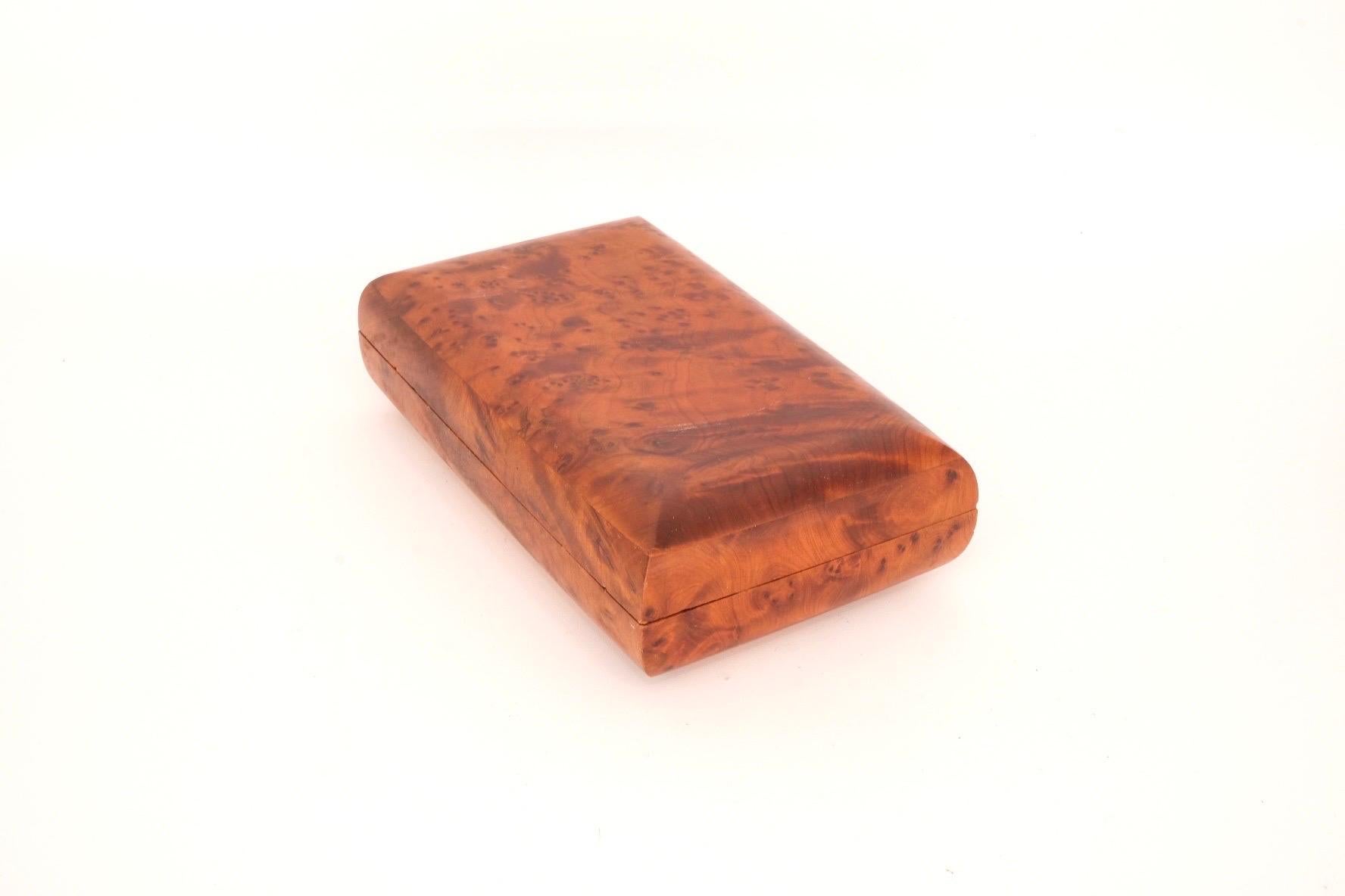 Pareja de cajas de madera burl de mediados de siglo, cada una de ellas hecha a mano y con una excepcional talla natural. El conjunto incluye una caja rectangular con bordes biselados y tapa con bisagras que se abre a un interior liso y sin acabado,